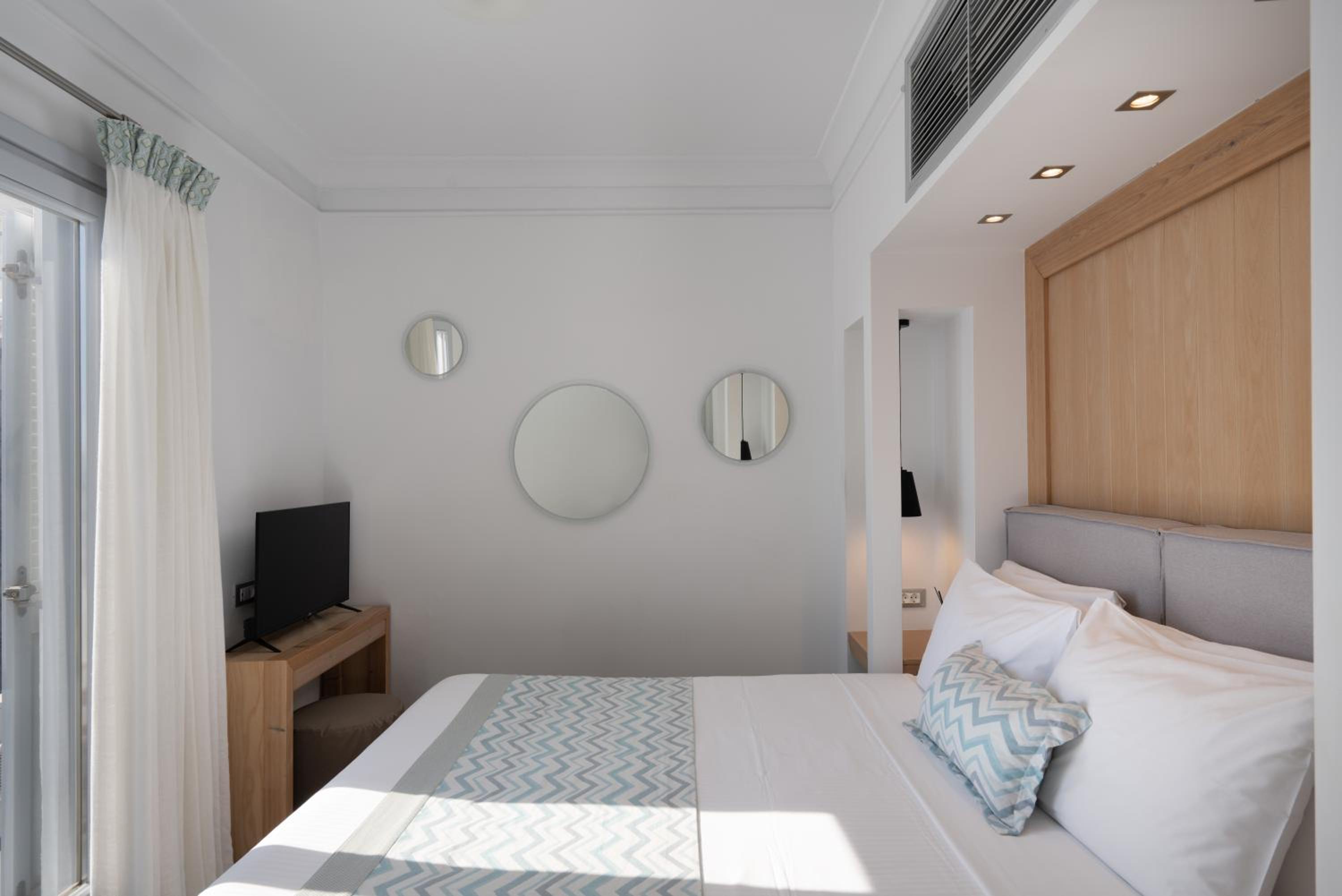 Junior Suite with Caldera View - Photo 15