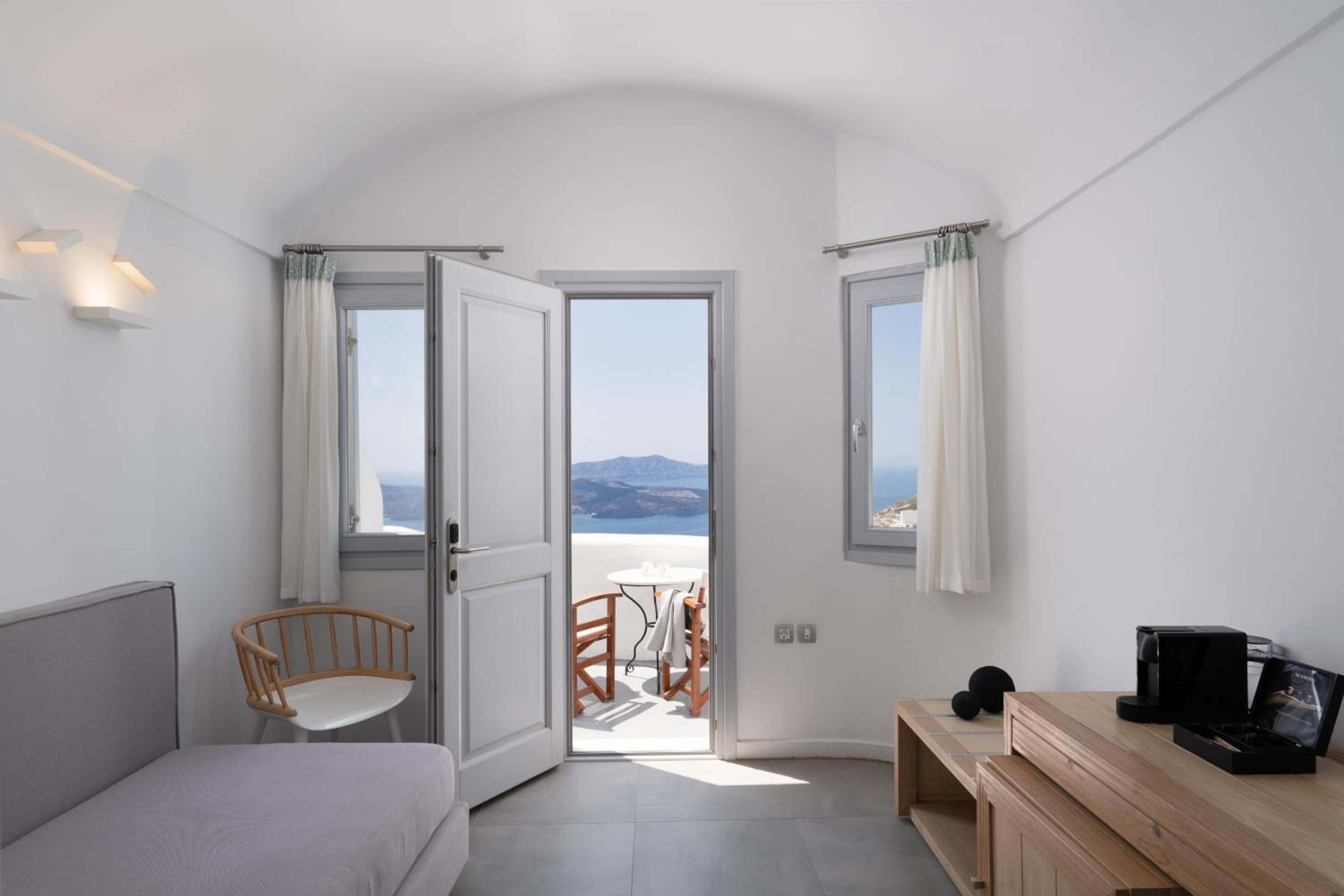 Junior Suite with Caldera View - Photo 12
