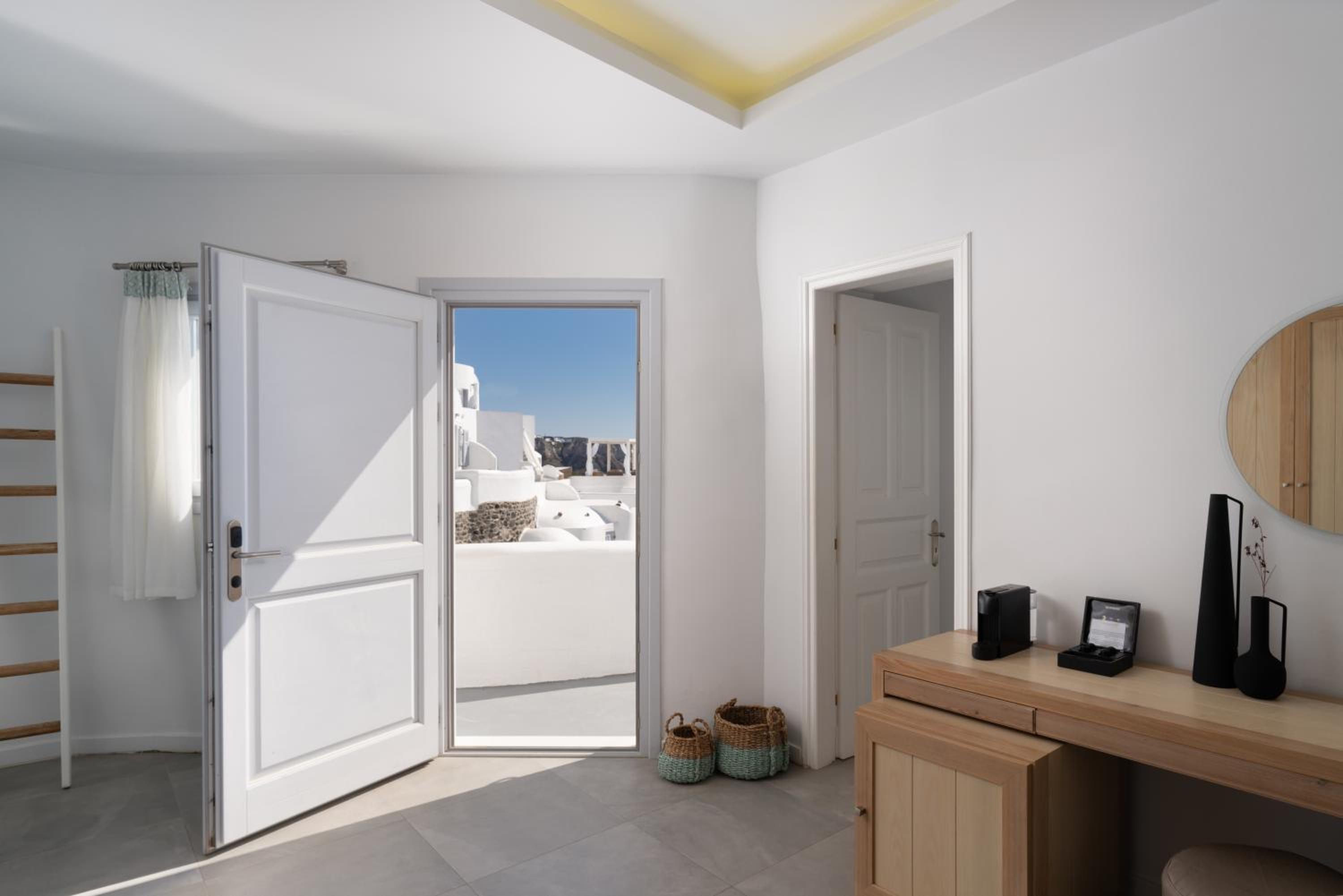 Junior Suite with Caldera View - Photo 16