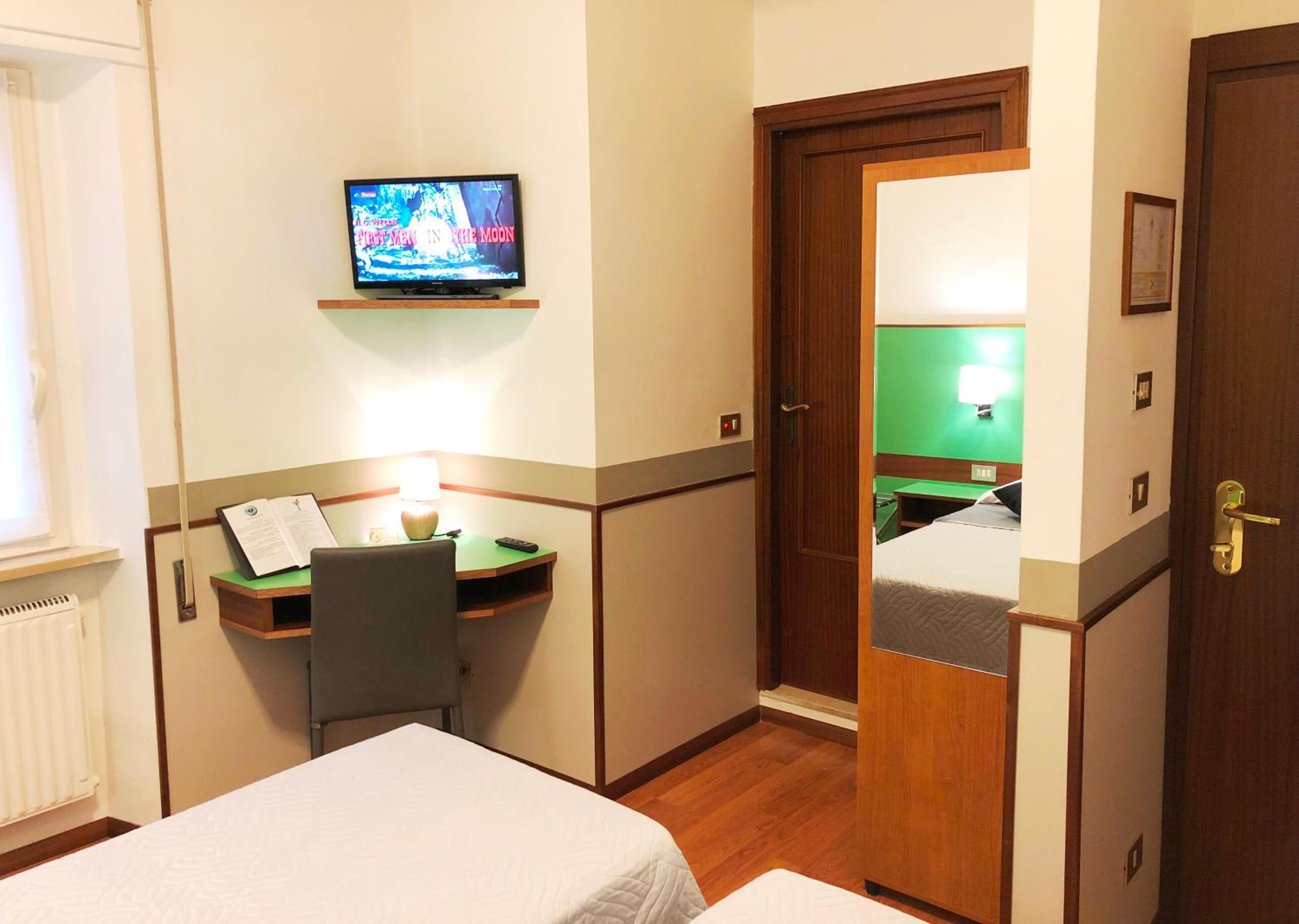 Economy Double Or Twin Room - Photo 4