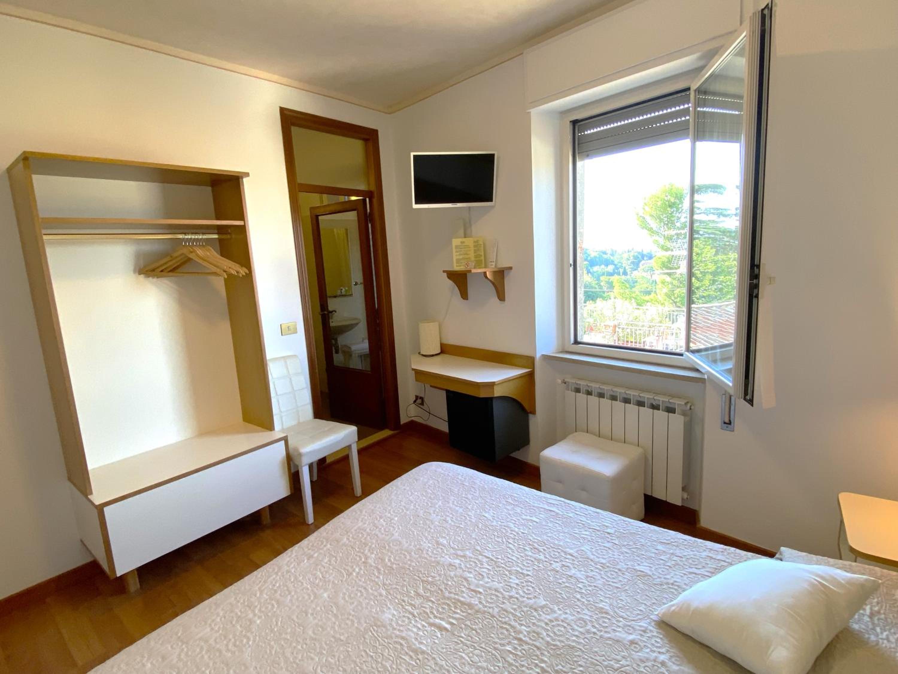 Double or Twin Room with View - Photo 8
