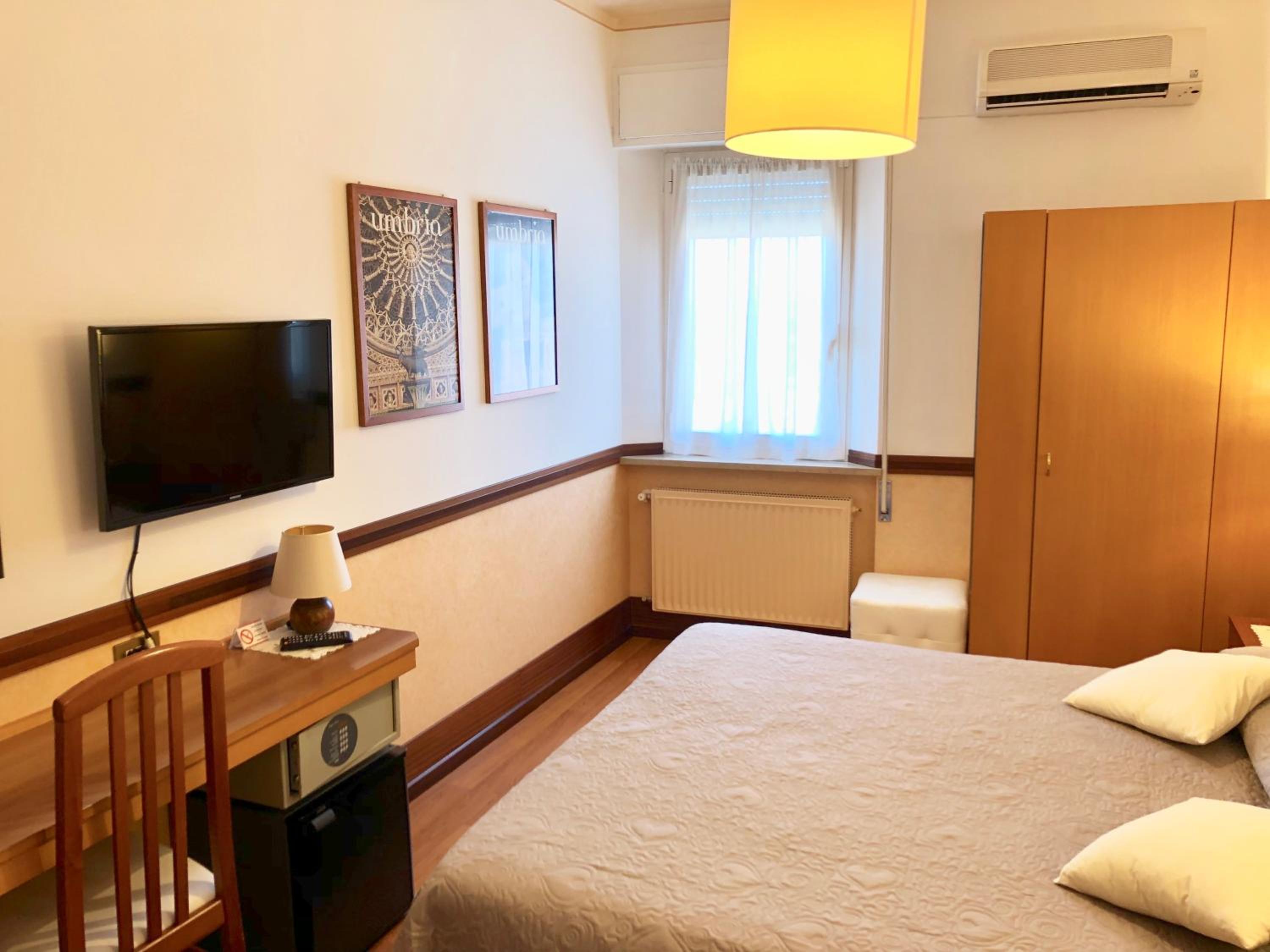 Double or Twin Room with View - Photo 6