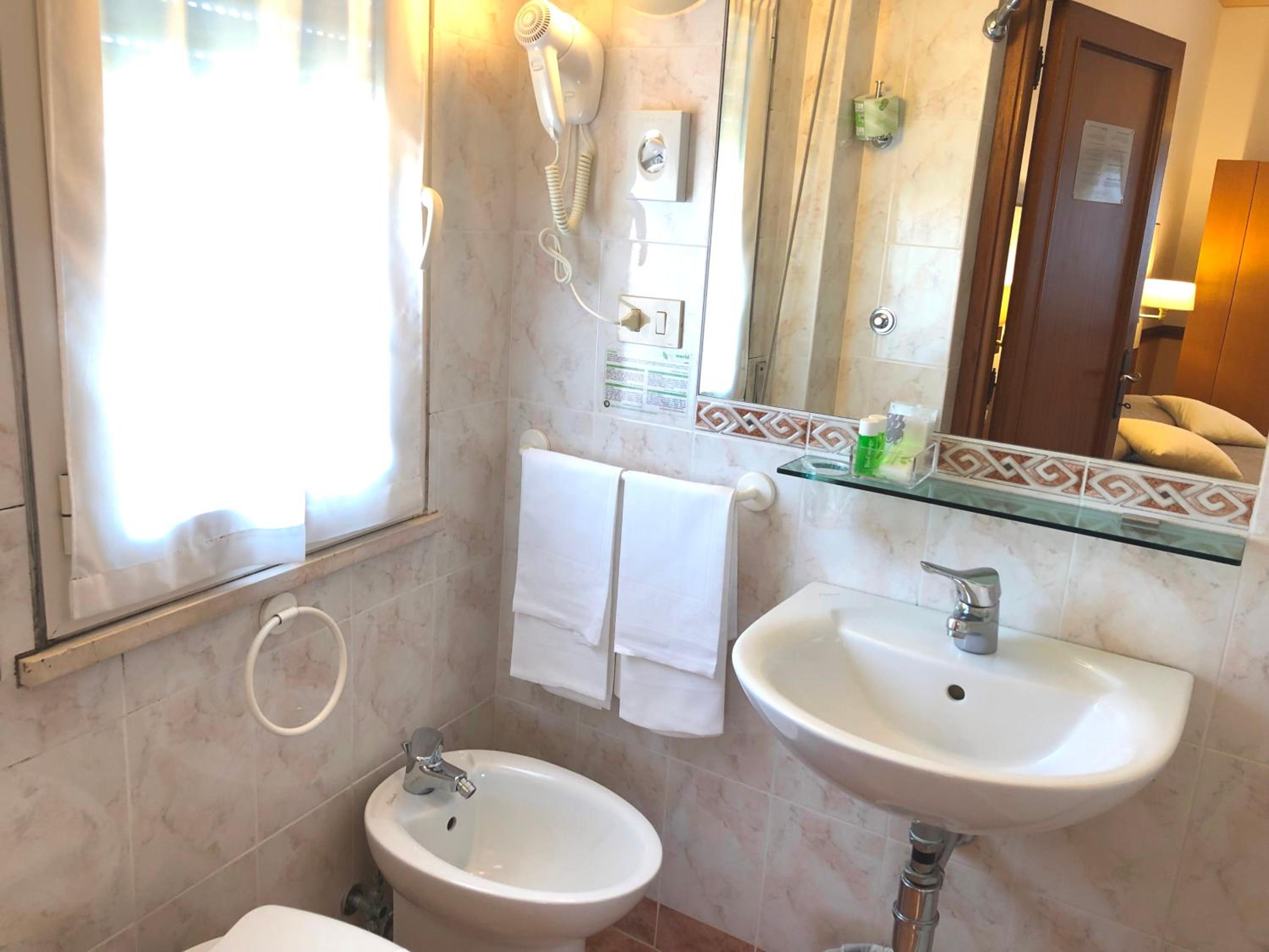 Double or Twin Room with View - Photo 7
