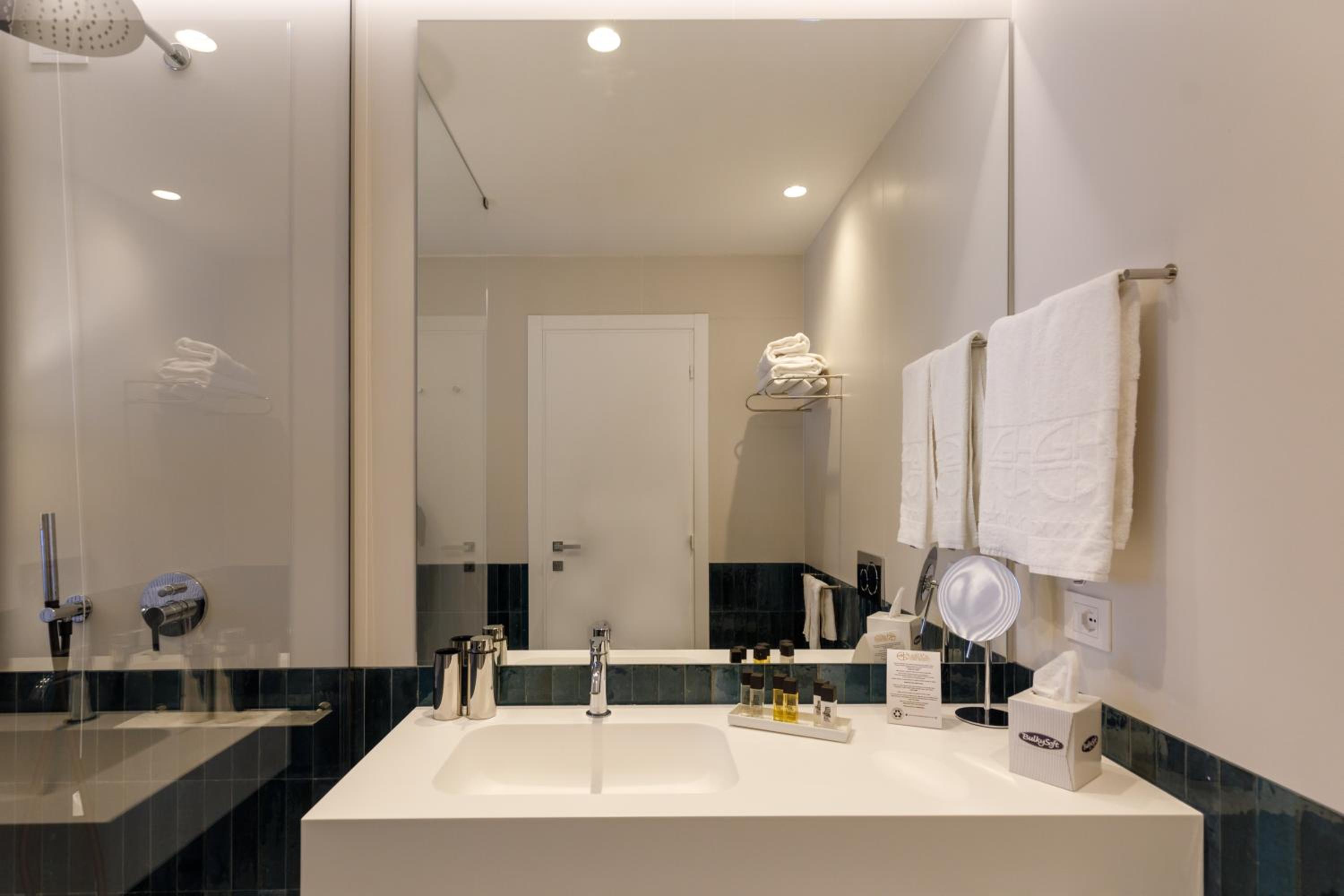 Deluxe Double or Twin Room with Balcony - Photo 7