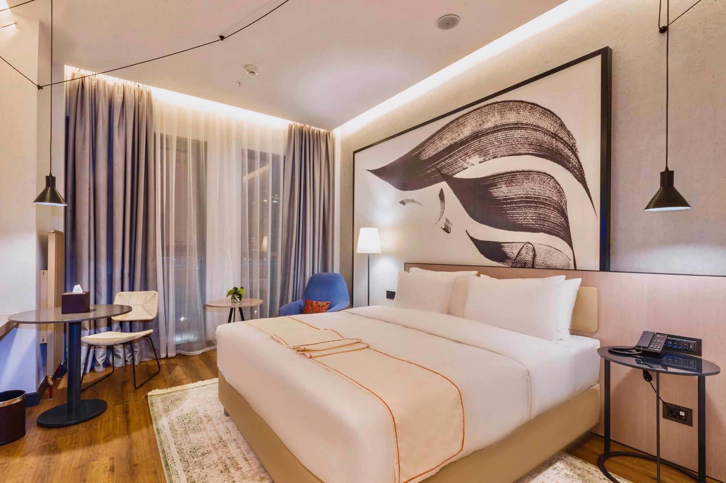 King Room - Mobility Accessible  - Photo 3