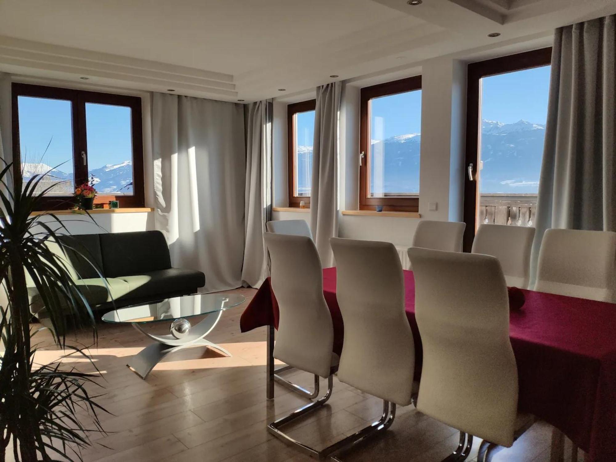 Apartment with Mountain View