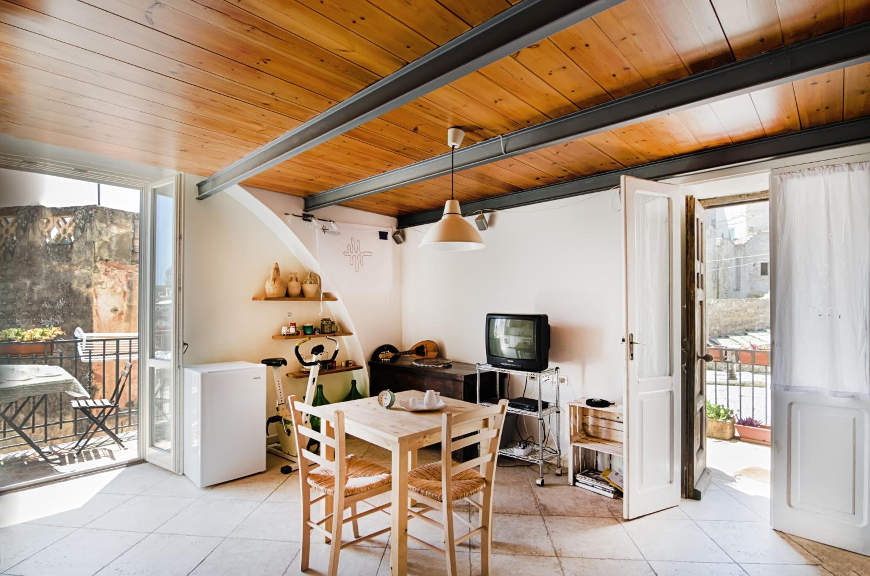  Suite with Balcony - Photo 6
