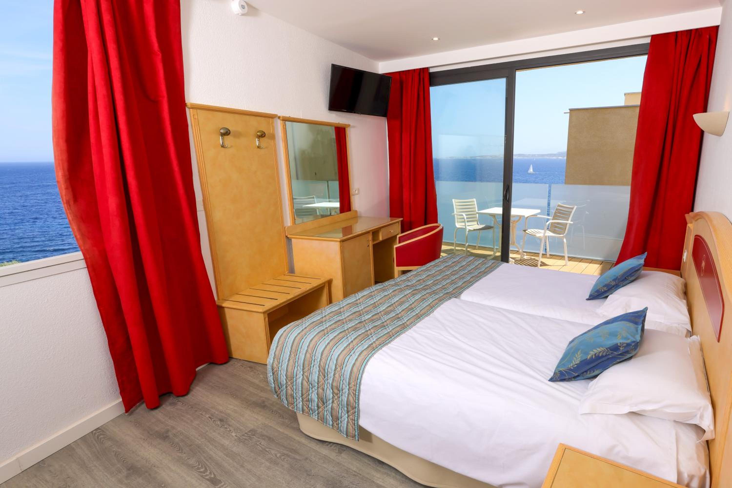 Quadruple Room with Partial Sea View