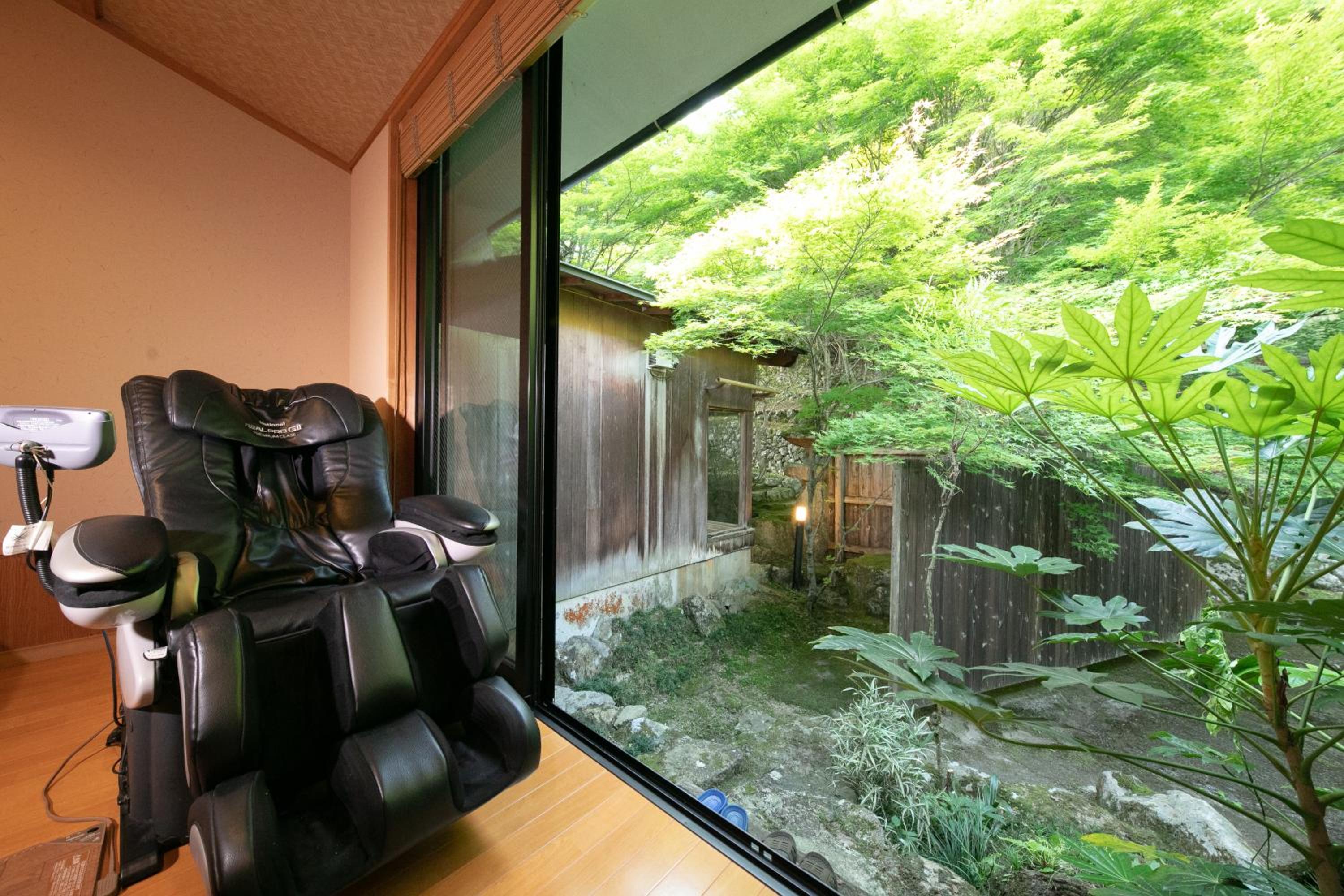 Deluxe Suite with Spa Bath photo 3