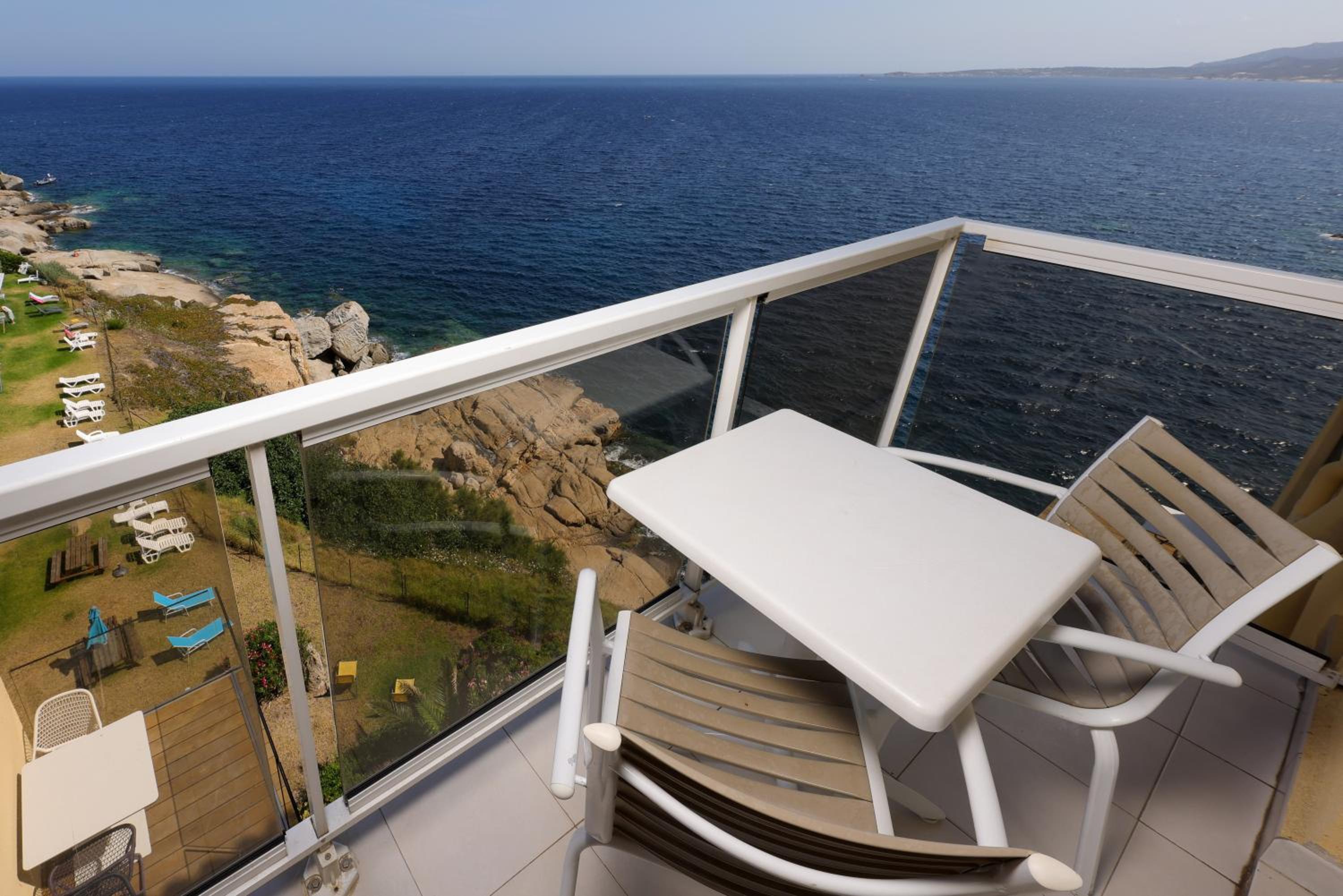 Standard Twin Room with Partial Sea View photo 2