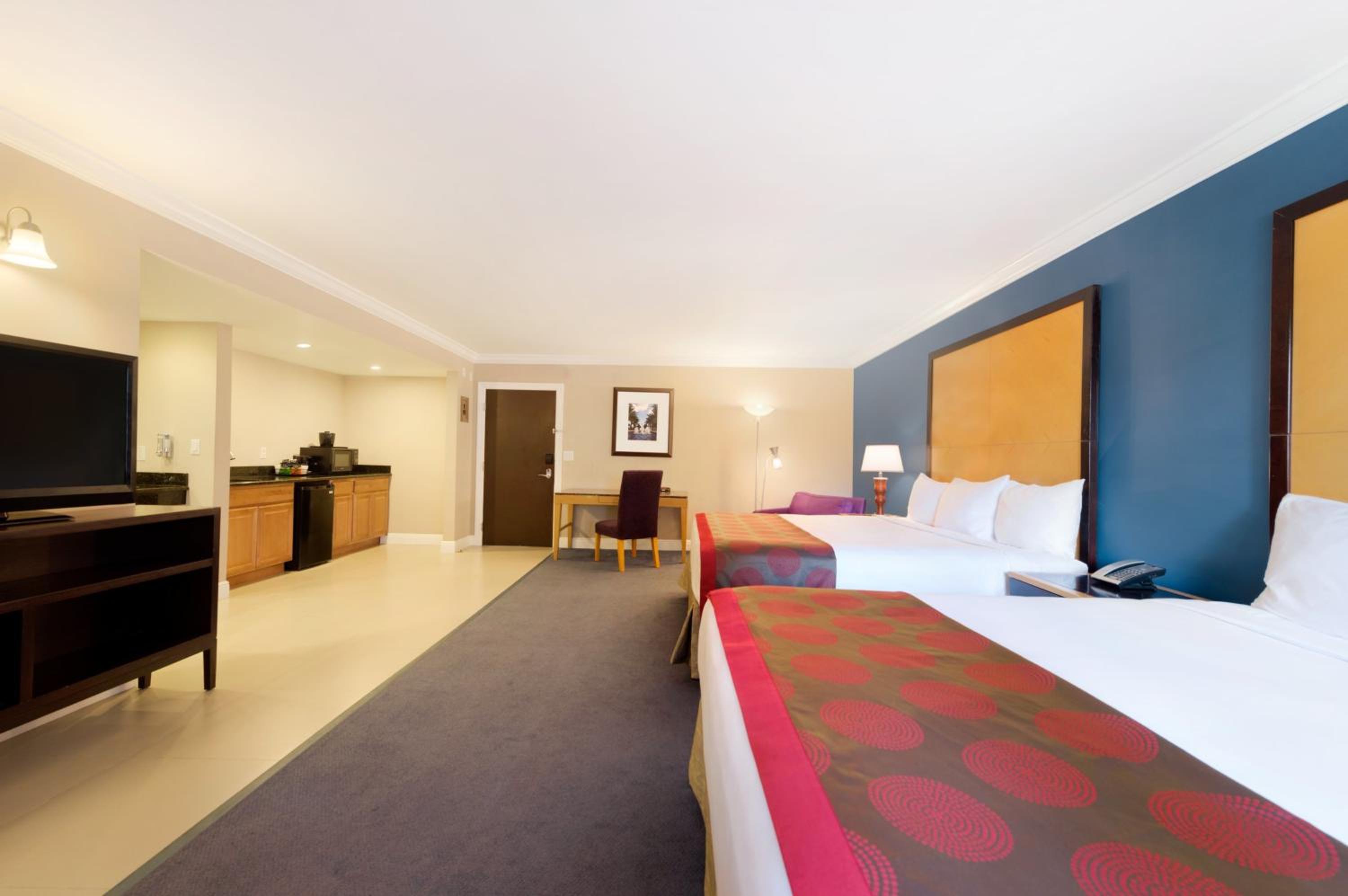 Deluxe King Room with Pool View - Non-Smoking photo 2