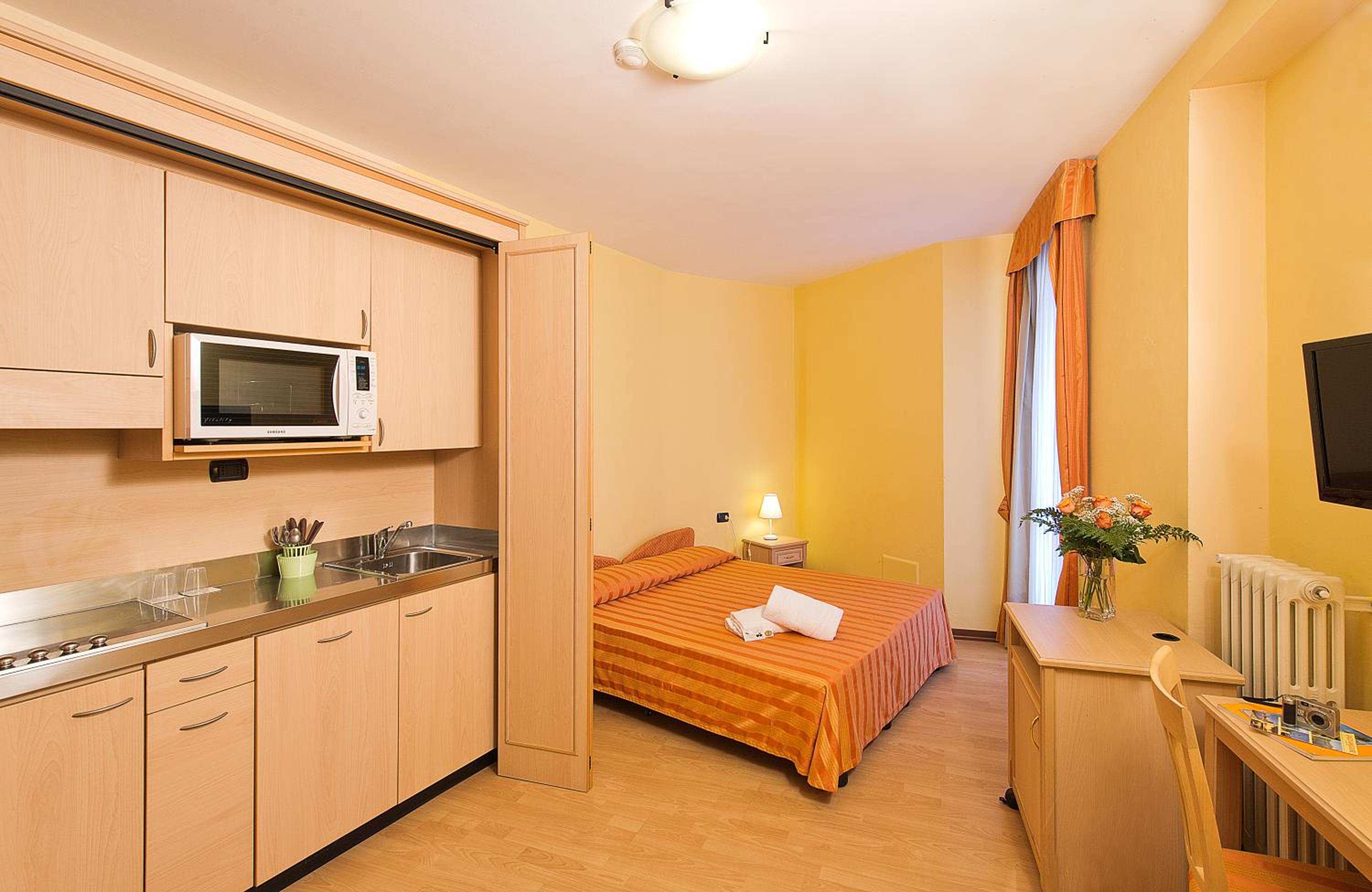 One-Bedroom Apartment with Lake View photo 2