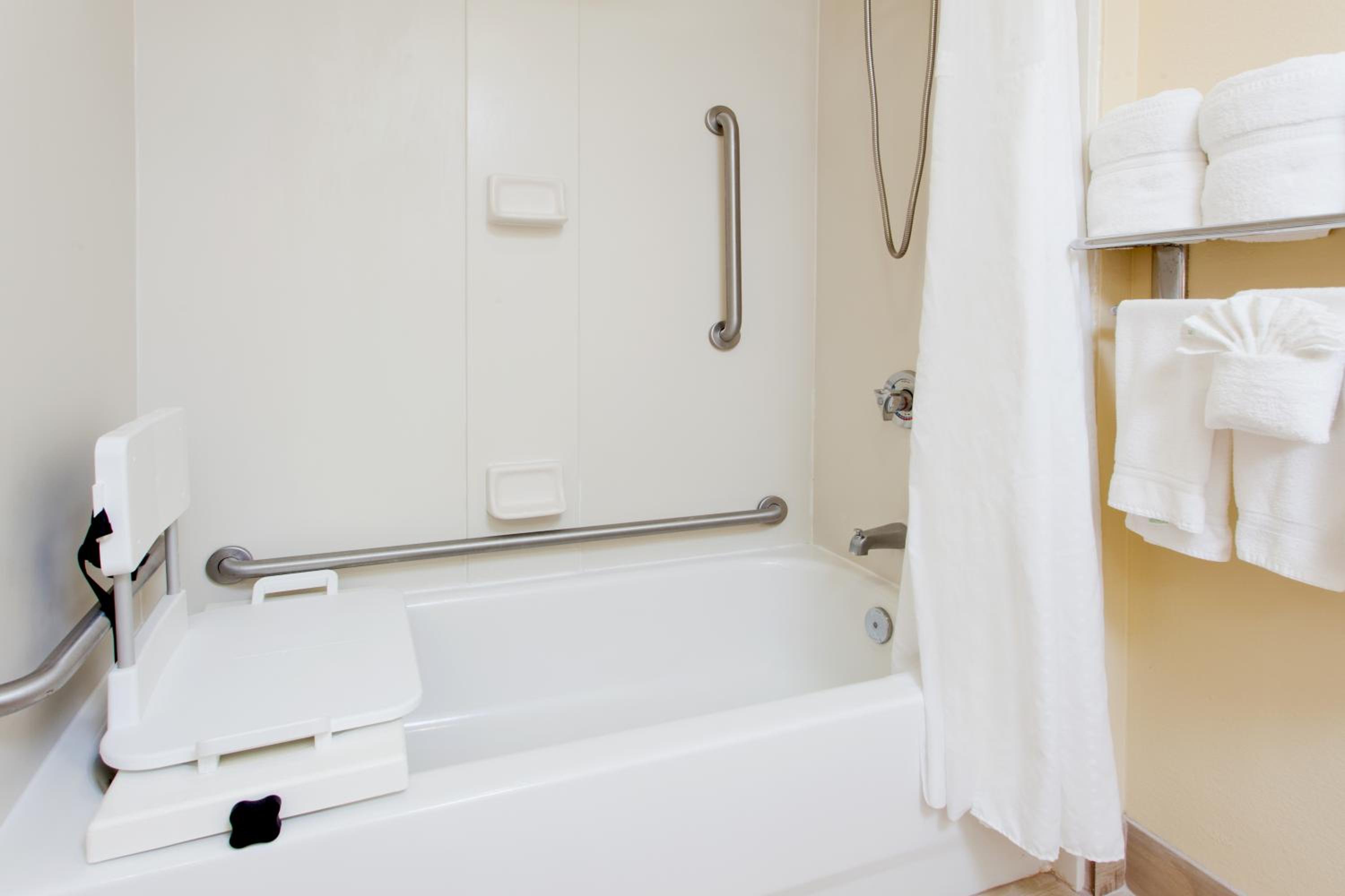 Standard Room with Two Queen Beds - Communications Accessible Tub - Photo 3