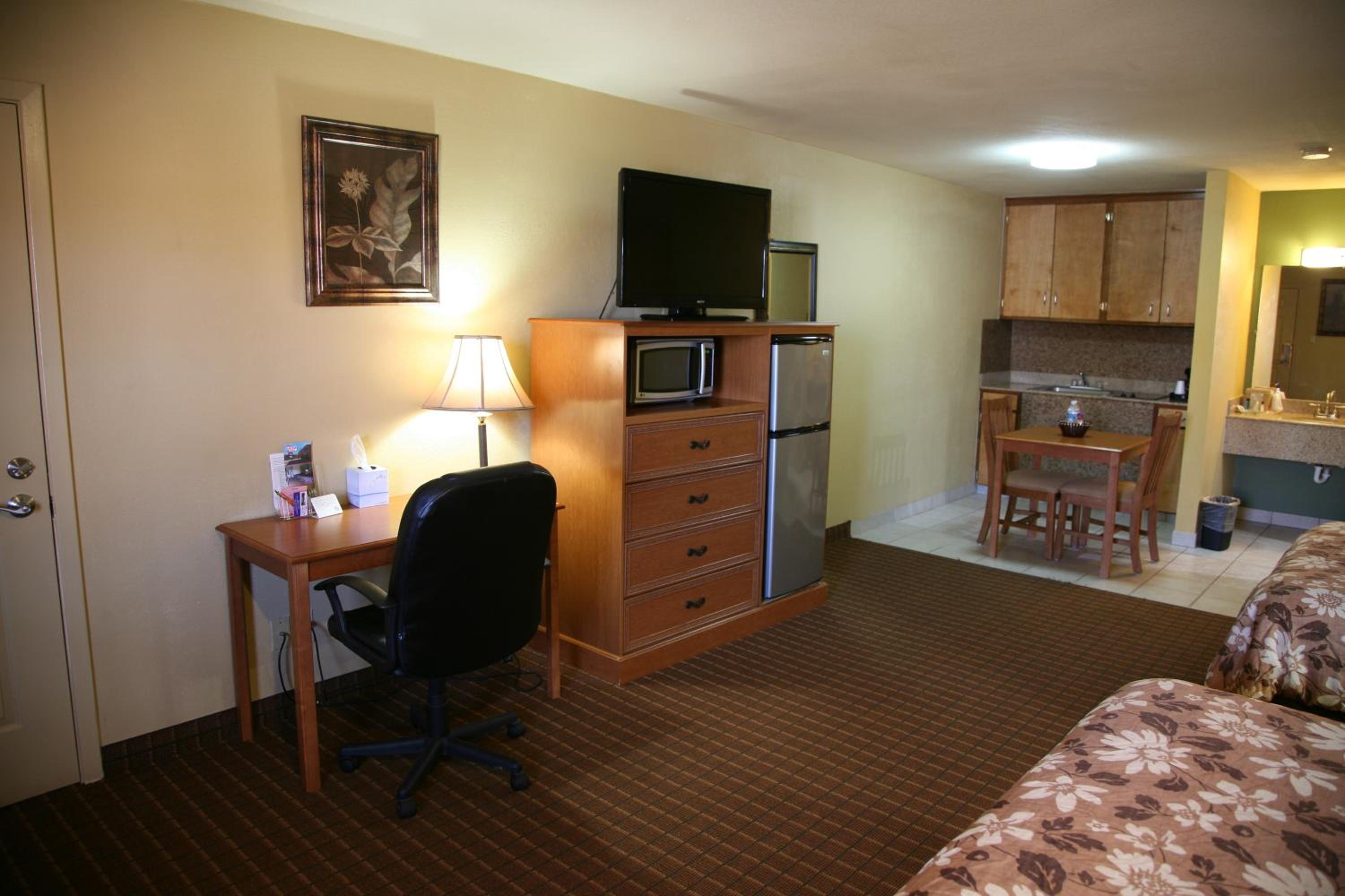 King Suite - Non-Smoking - Photo 6