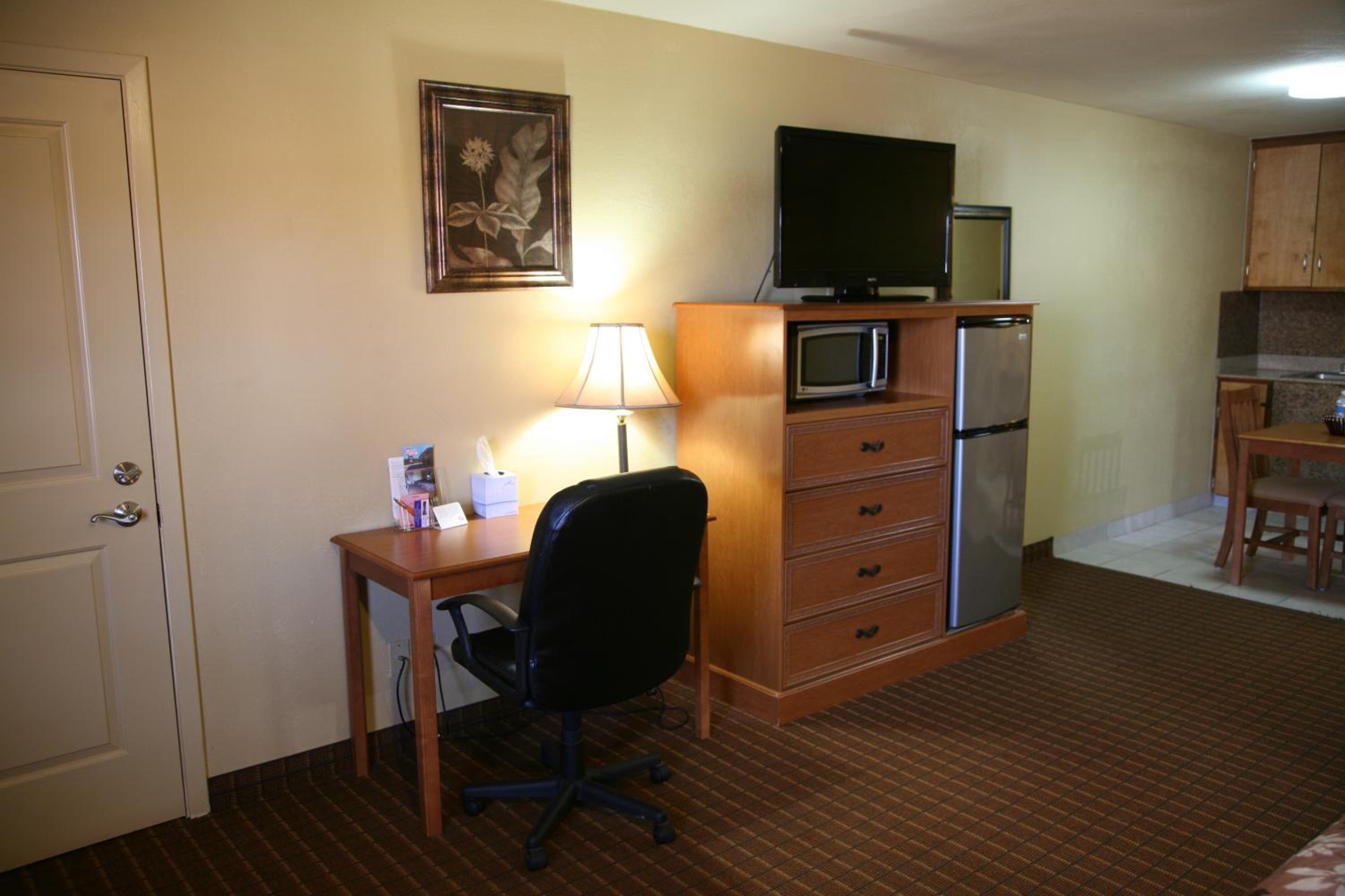 Queen Room with Two Queen Beds - Non-Smoking - Photo 14