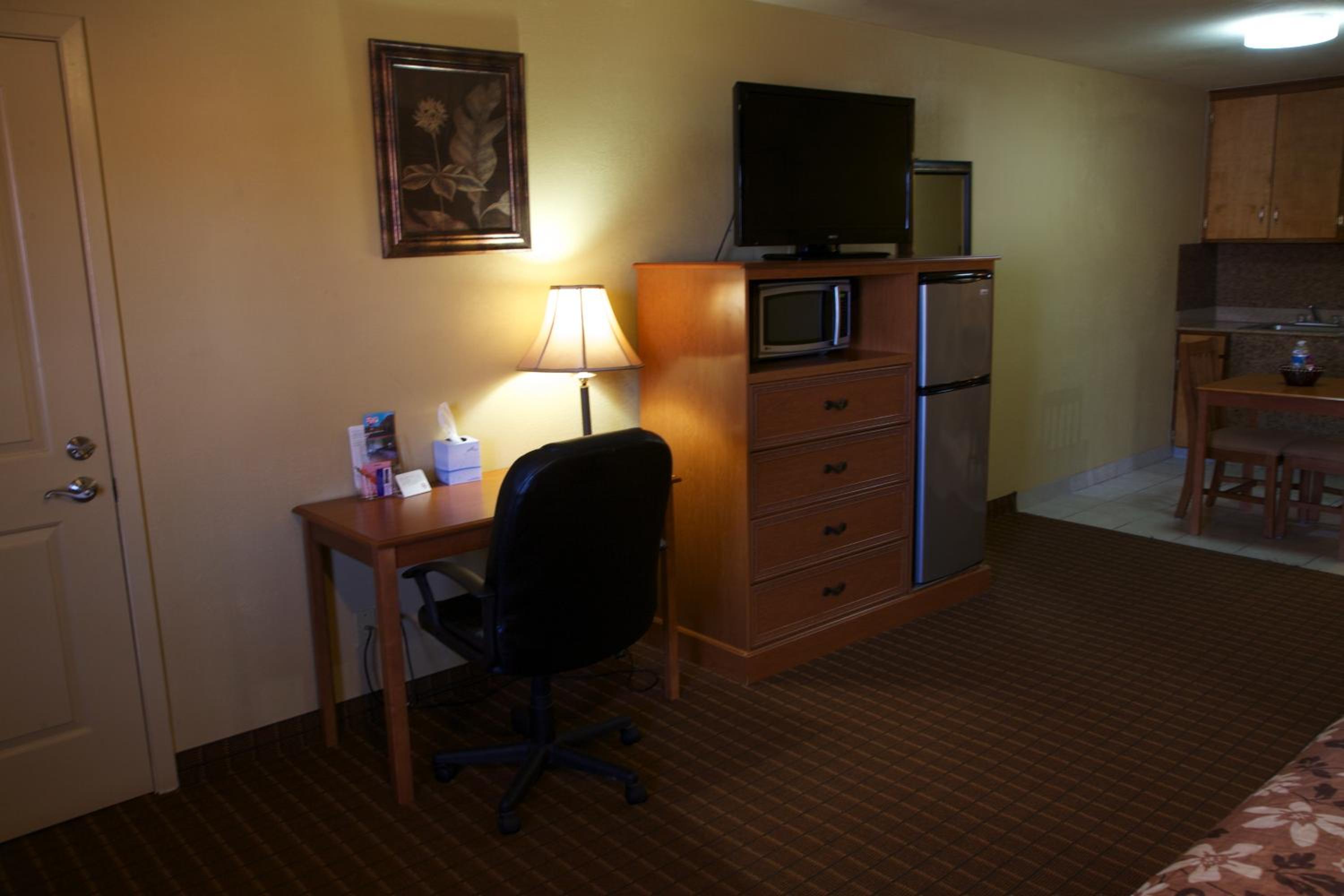 King Suite - Non-Smoking - Photo 9