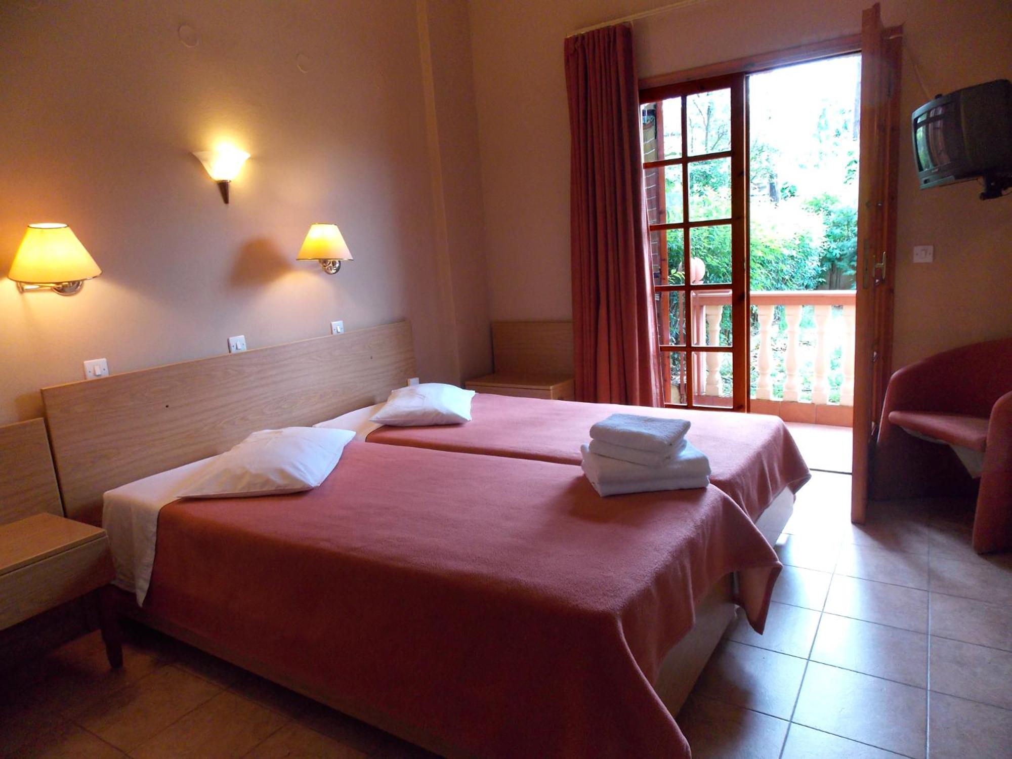 Twin or Double Room - Photo 10