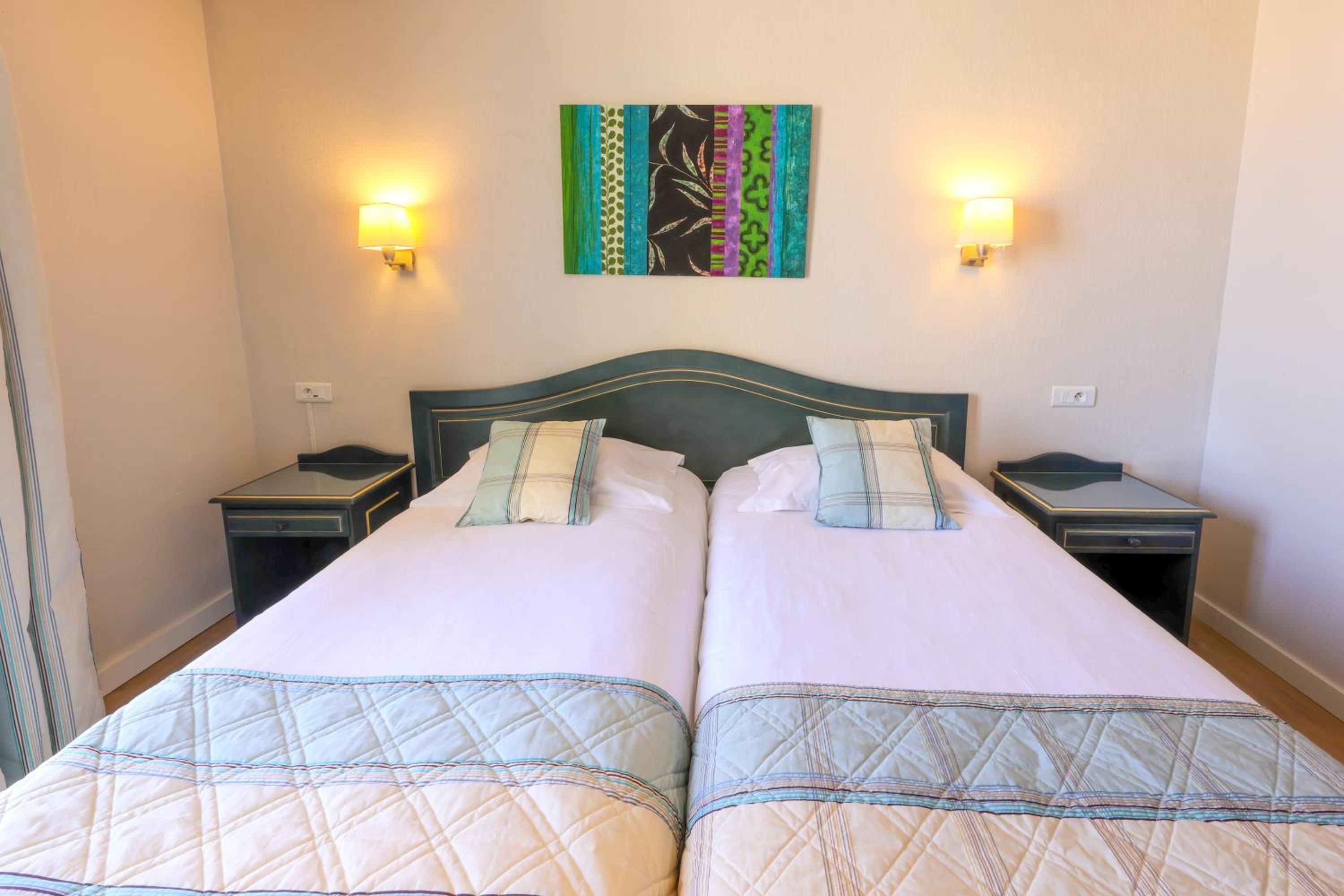 Standard Triple Room with  Partial Sea View photo 2