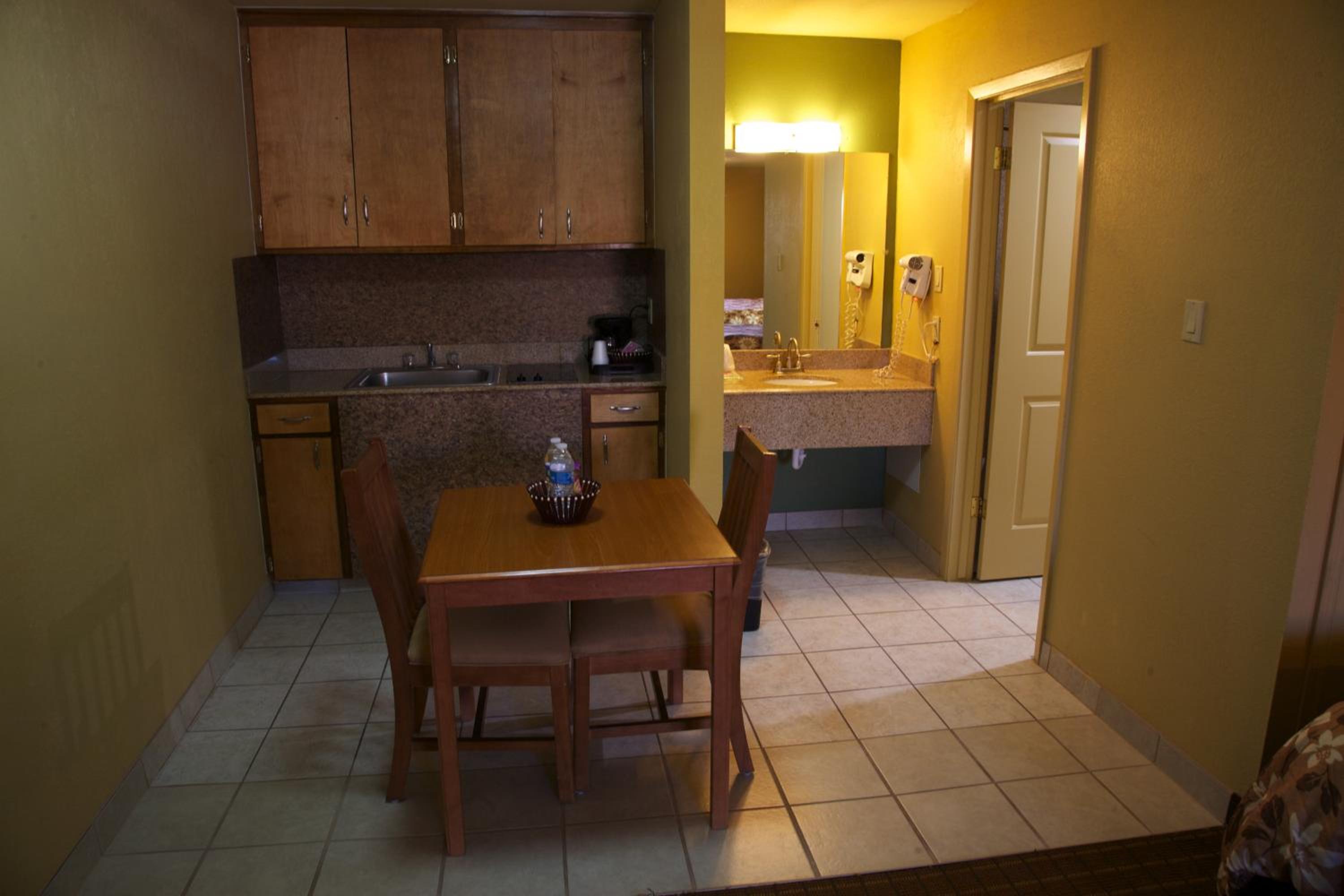 King Suite - Non-Smoking - Photo 10