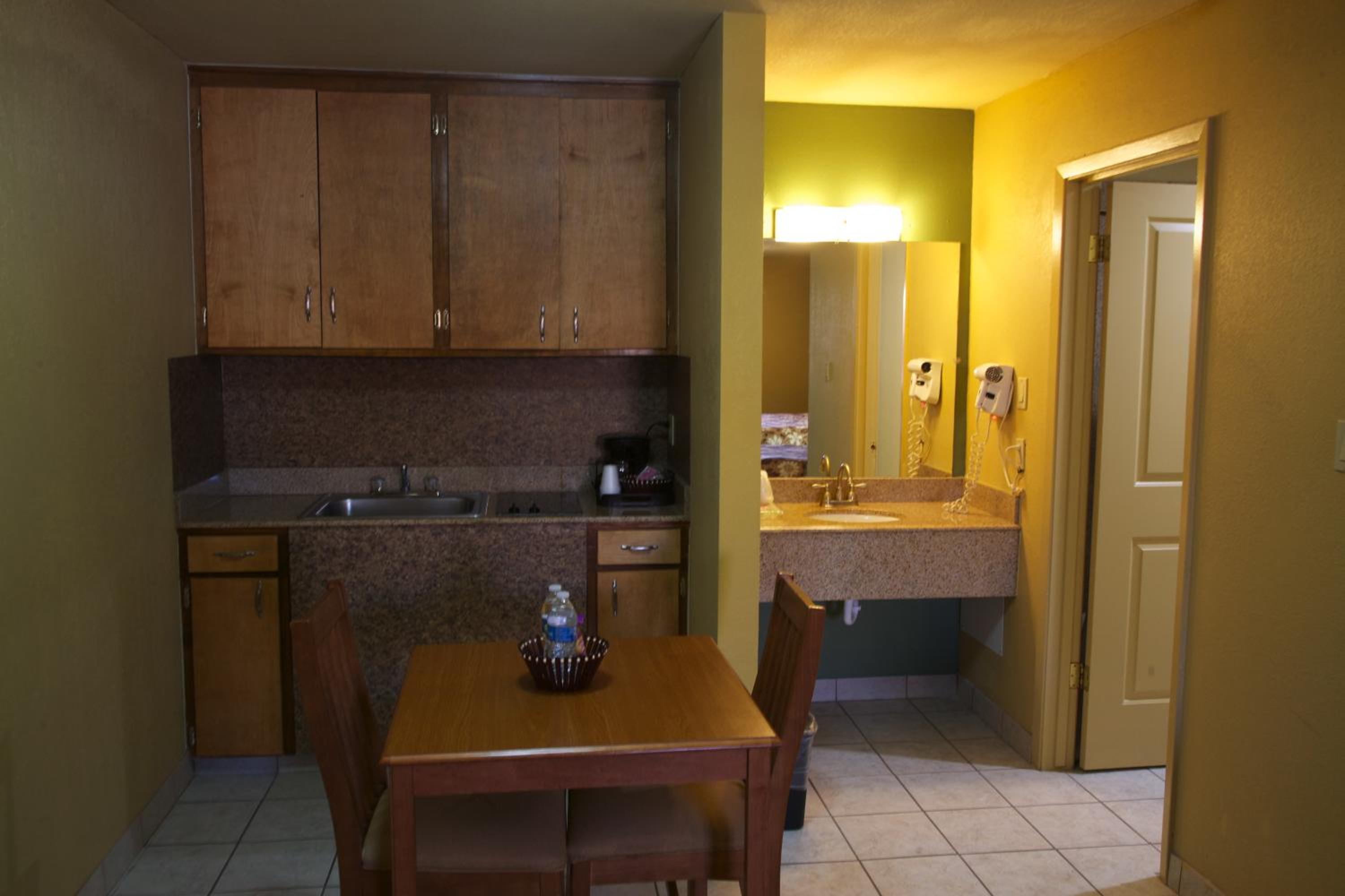 King Suite - Non-Smoking - Photo 2