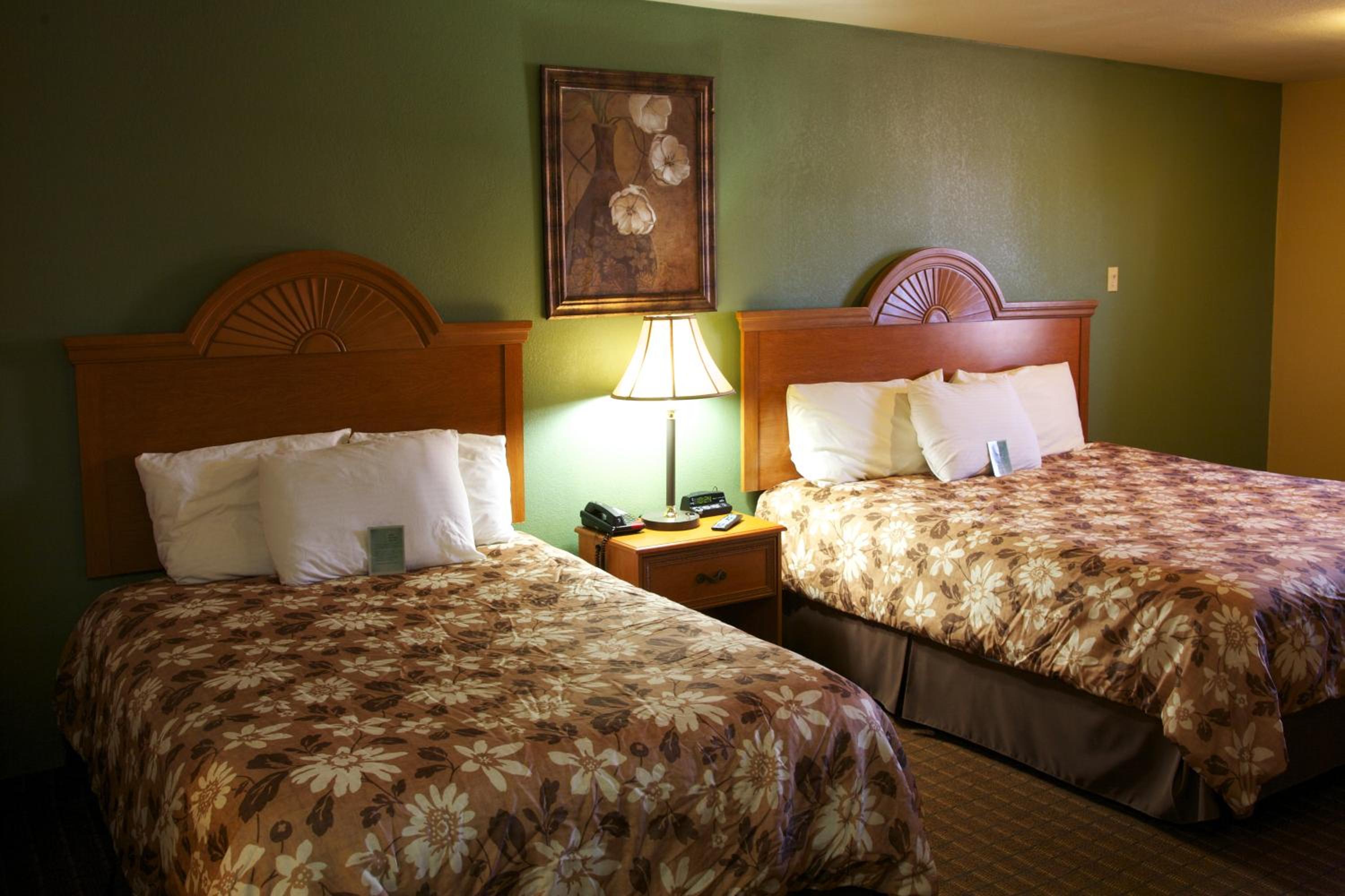 Queen Room with Two Queen Beds - Non-Smoking - Photo 15