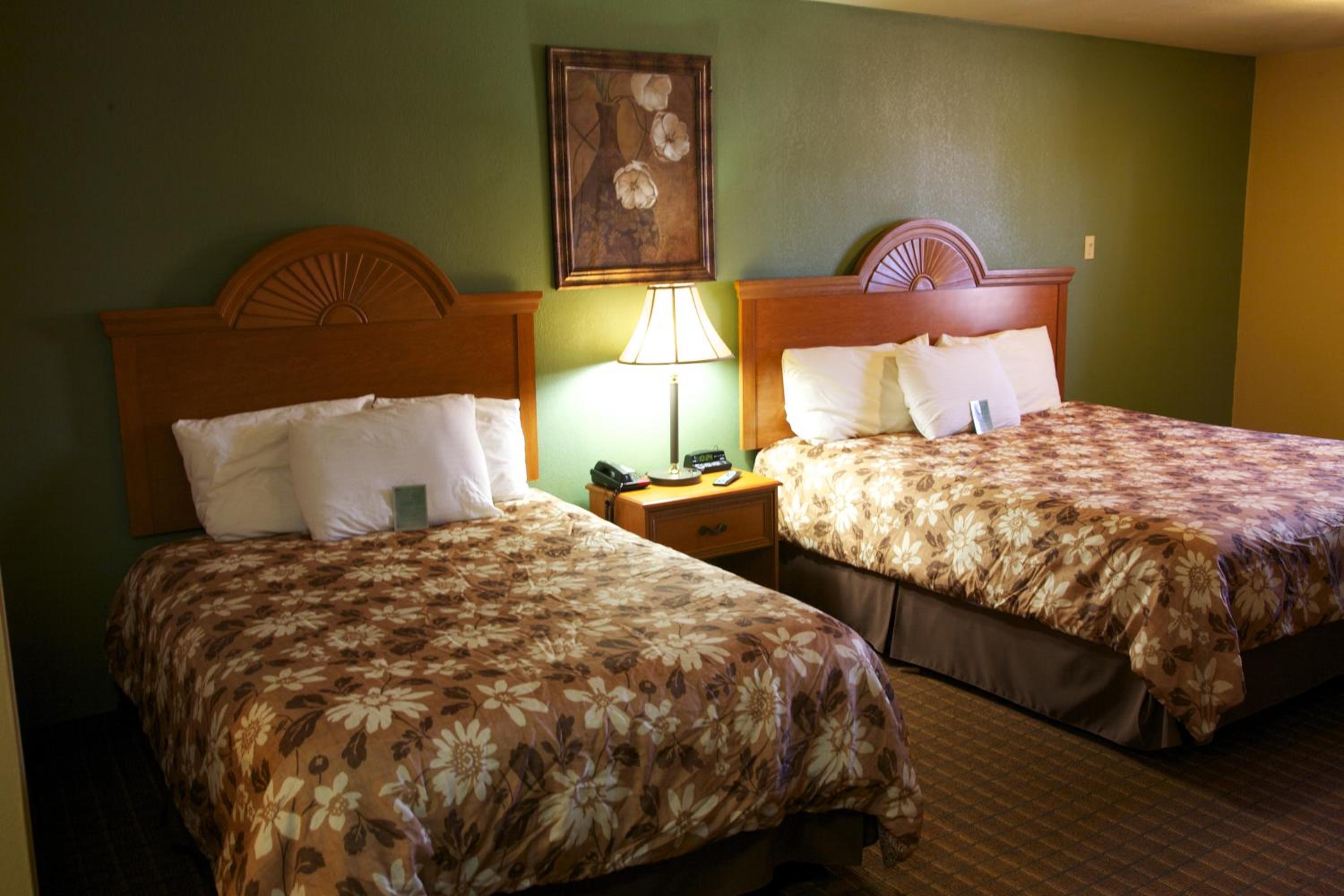 Queen Room with Two Queen Beds - Non-Smoking - Photo 1