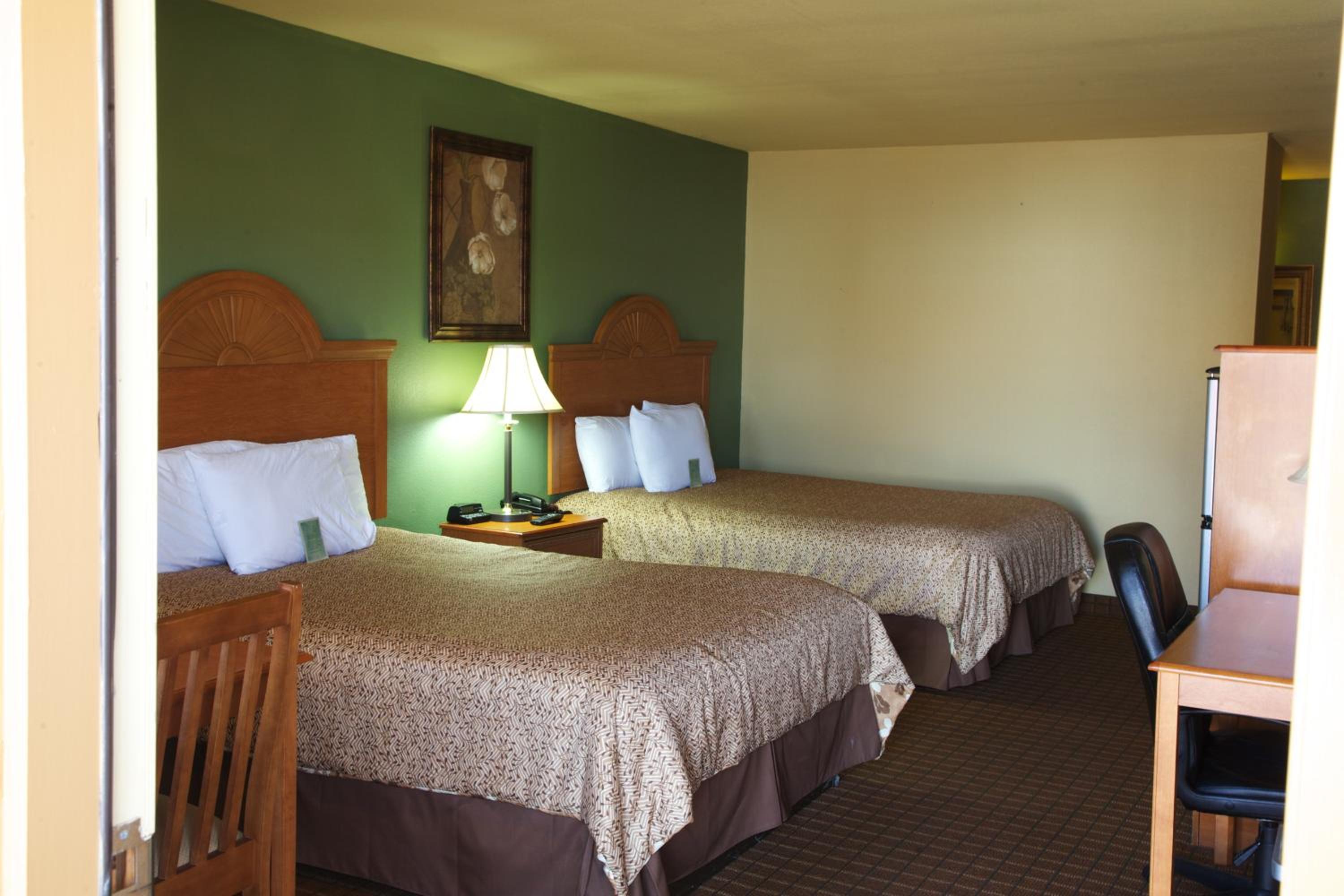 Queen Room with Two Queen Beds - Non-Smoking - Photo 16