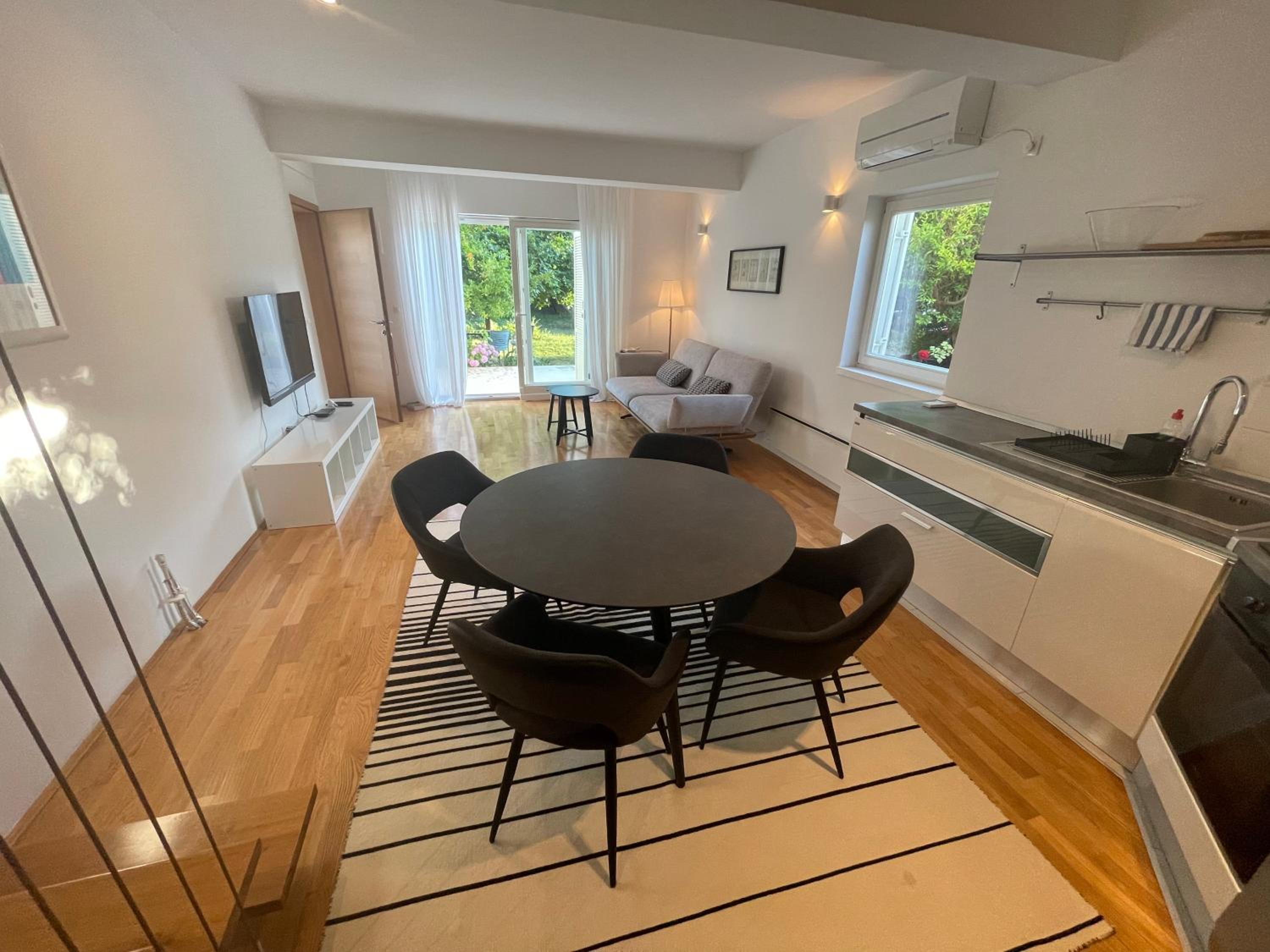 Studio Apartment photo 1