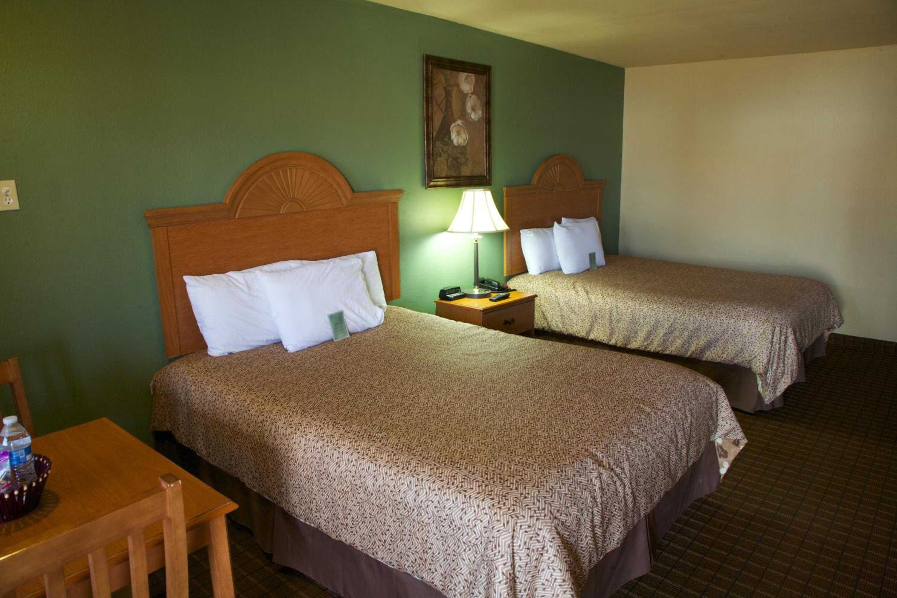 Queen Room with Two Queen Beds - Non-Smoking - Photo 12