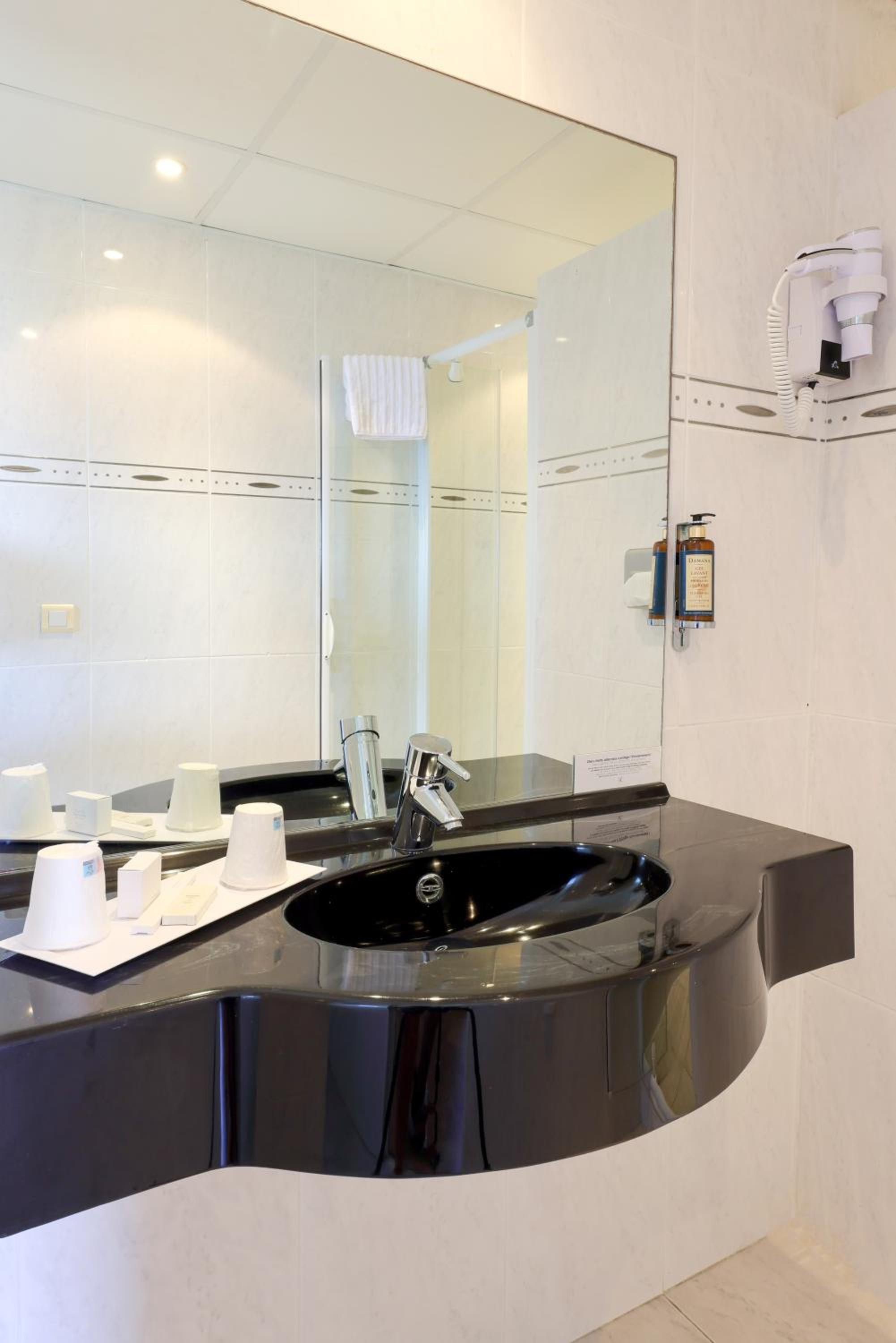 Standard Triple Room with  Partial Sea View photo 3