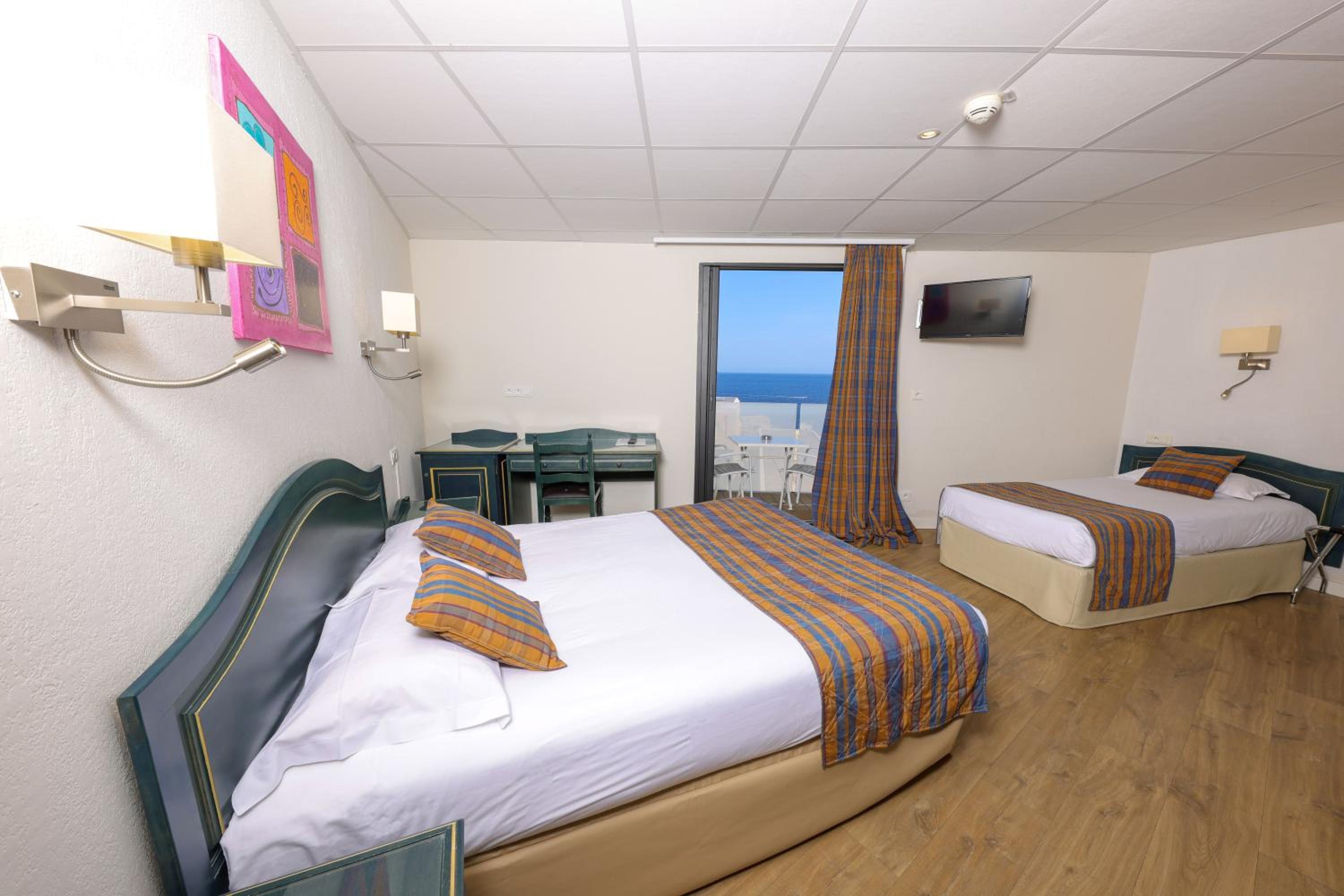 Standard Triple Room with Partial Sea View photo 1