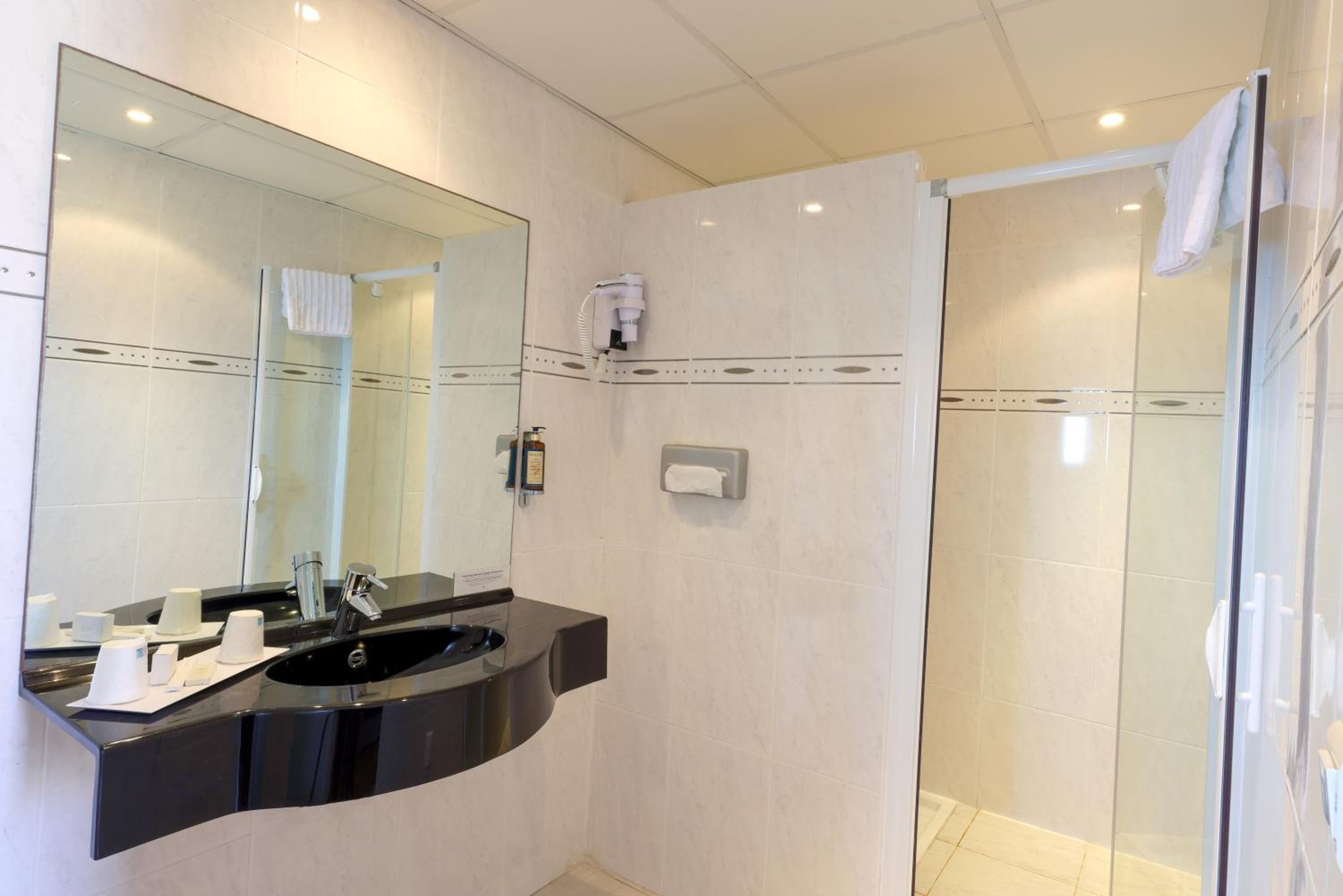 Standard Triple Room with Partial Sea View photo 3