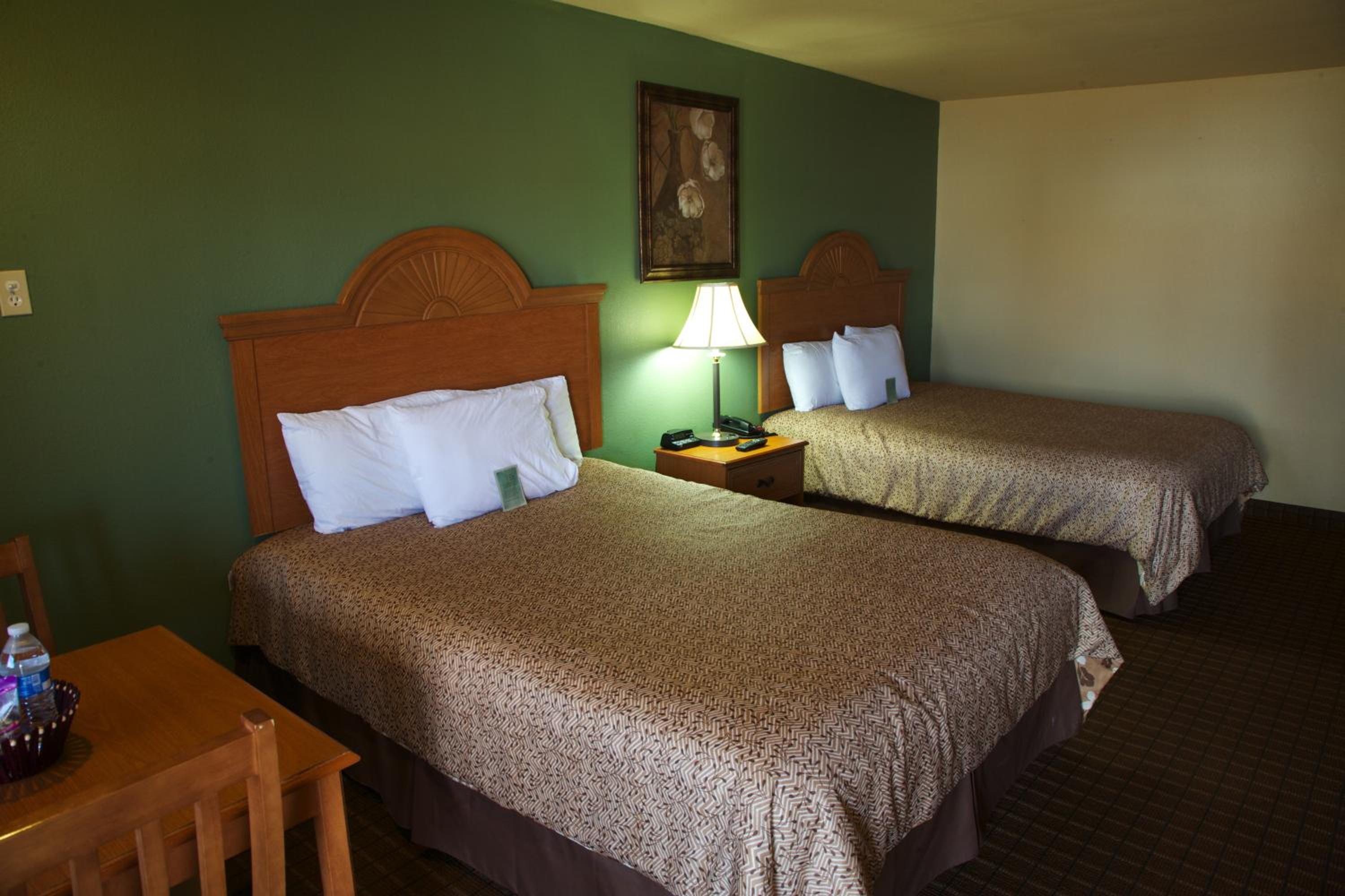 Queen Room with Two Queen Beds - Non-Smoking - Photo 17