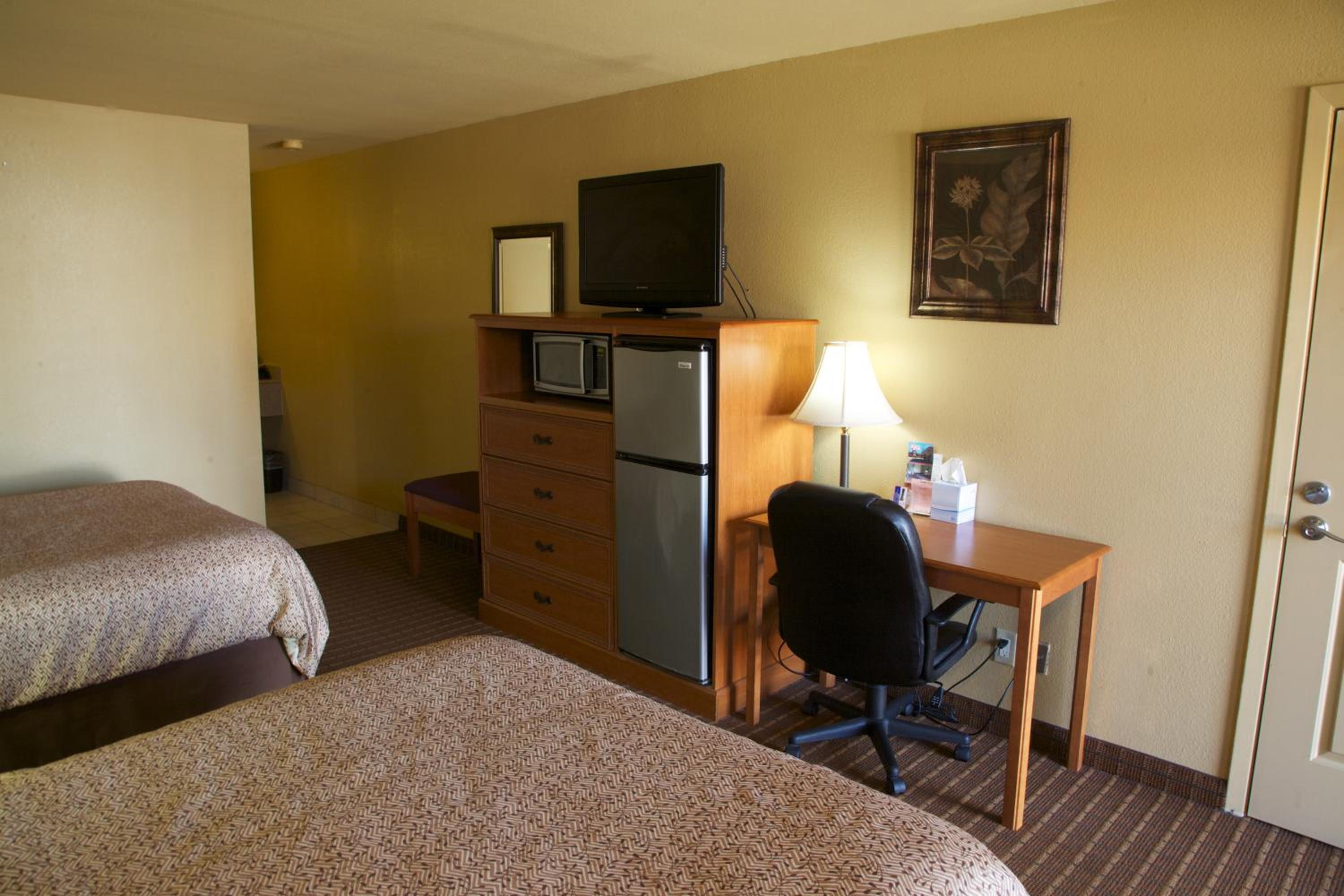 Queen Room with Two Queen Beds - Non-Smoking - Photo 6