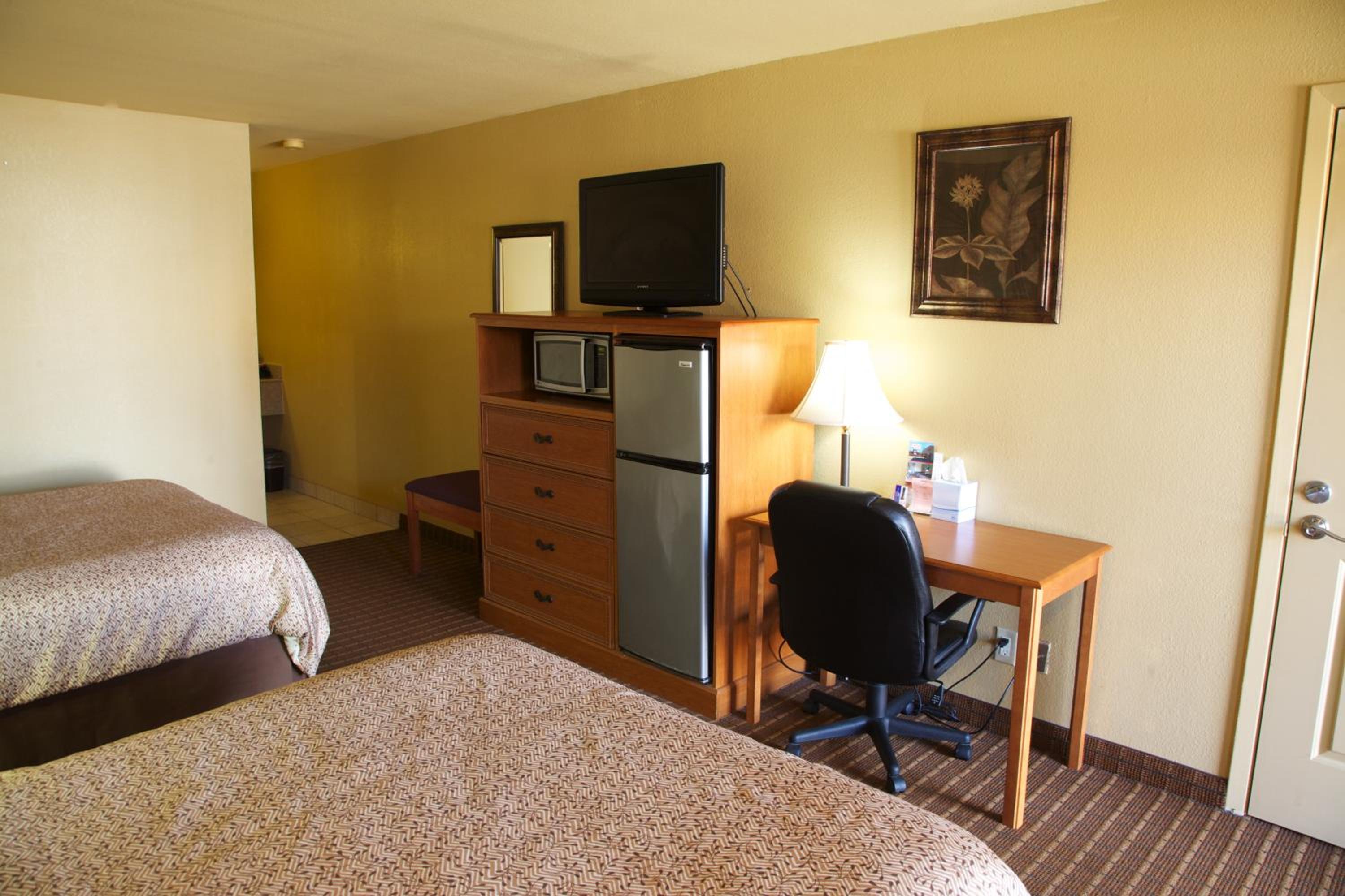 Queen Room with Two Queen Beds - Non-Smoking - Photo 3