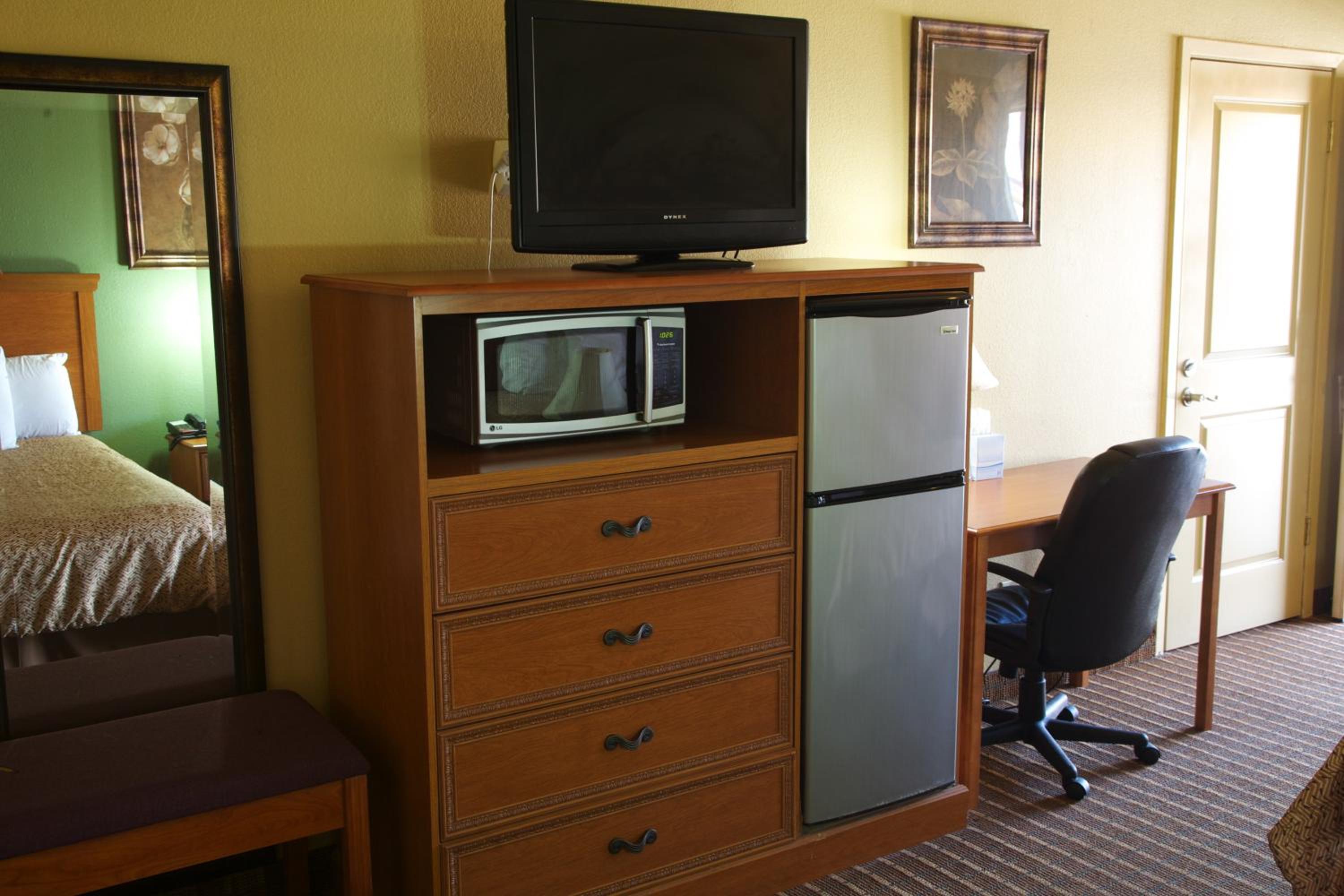 Queen Room with Two Queen Beds - Non-Smoking - Photo 8