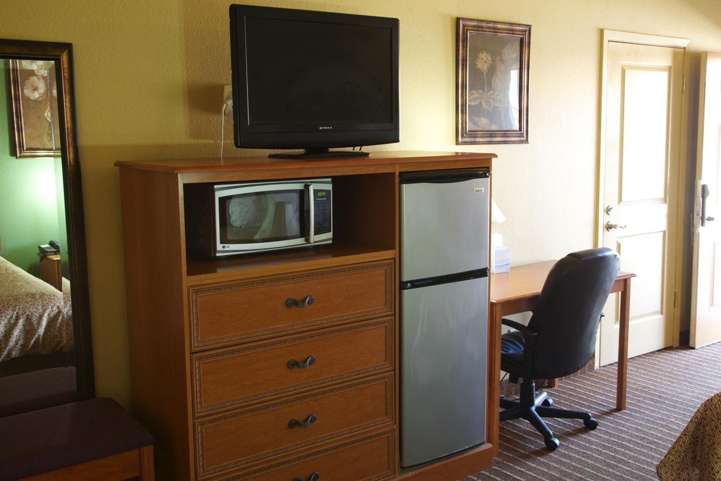 Queen Room with Two Queen Beds - Non-Smoking - Photo 7