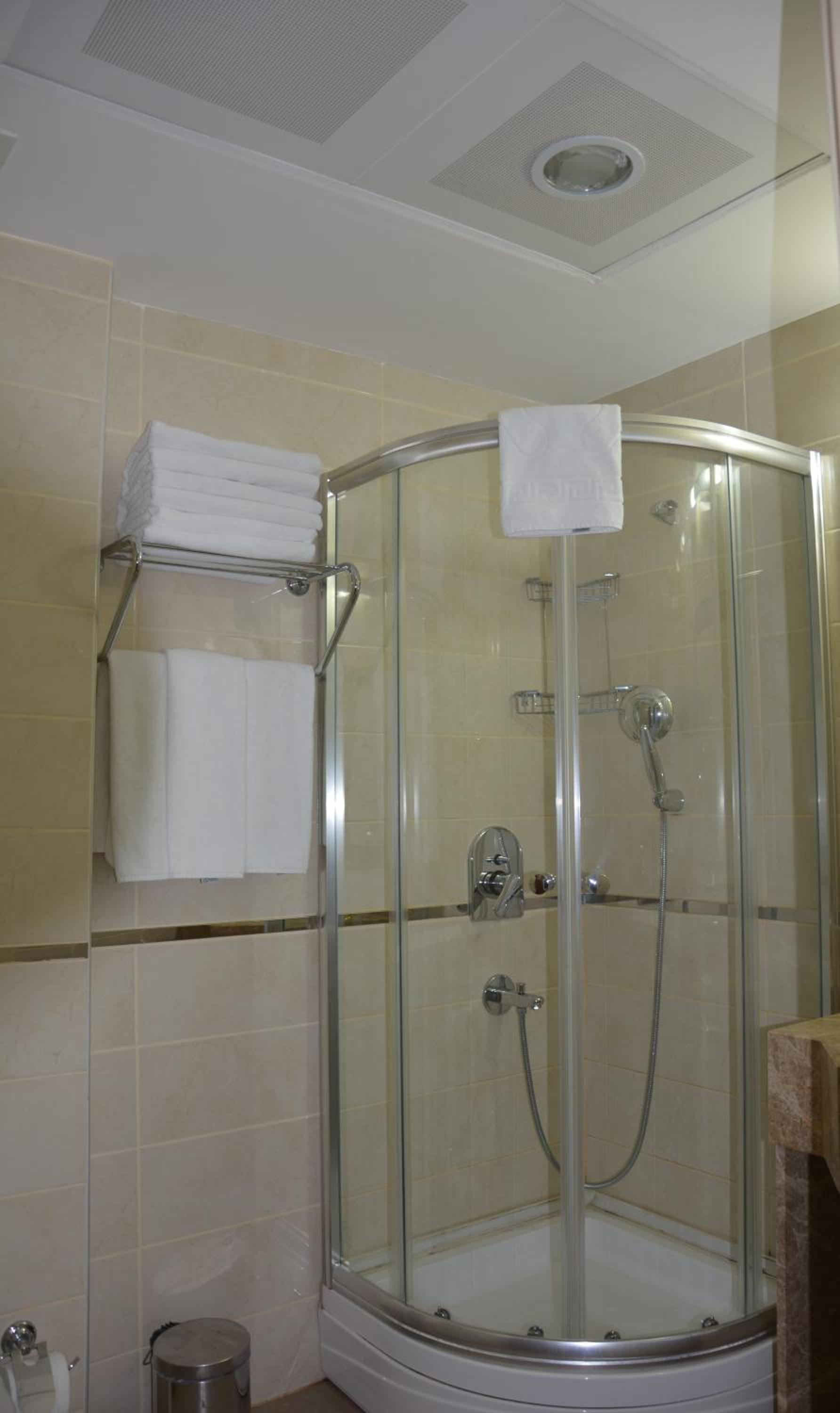 Quadruple Room with Shared Bathroom photo 2
