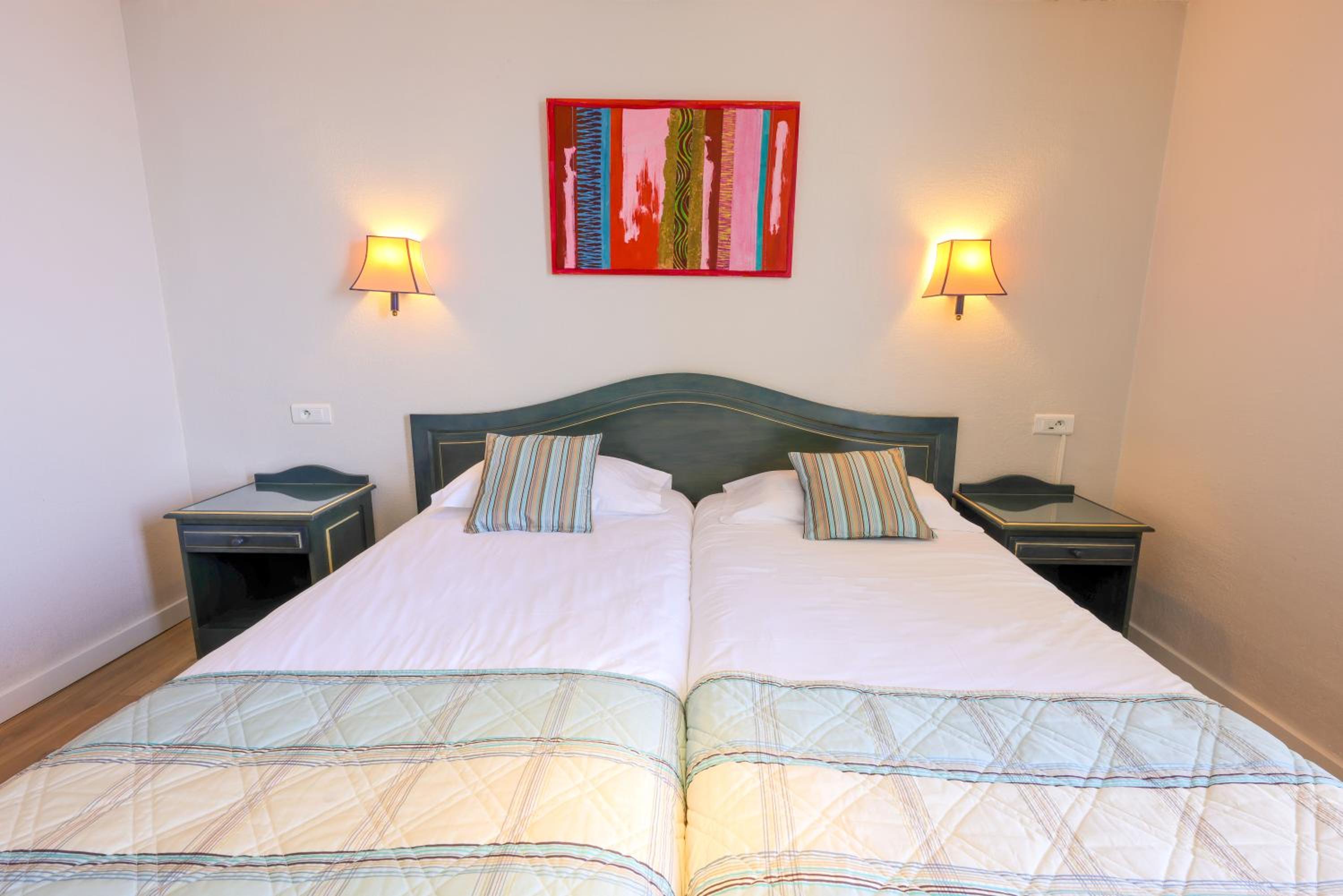 Standard Double Room with Partial Sea View photo 2