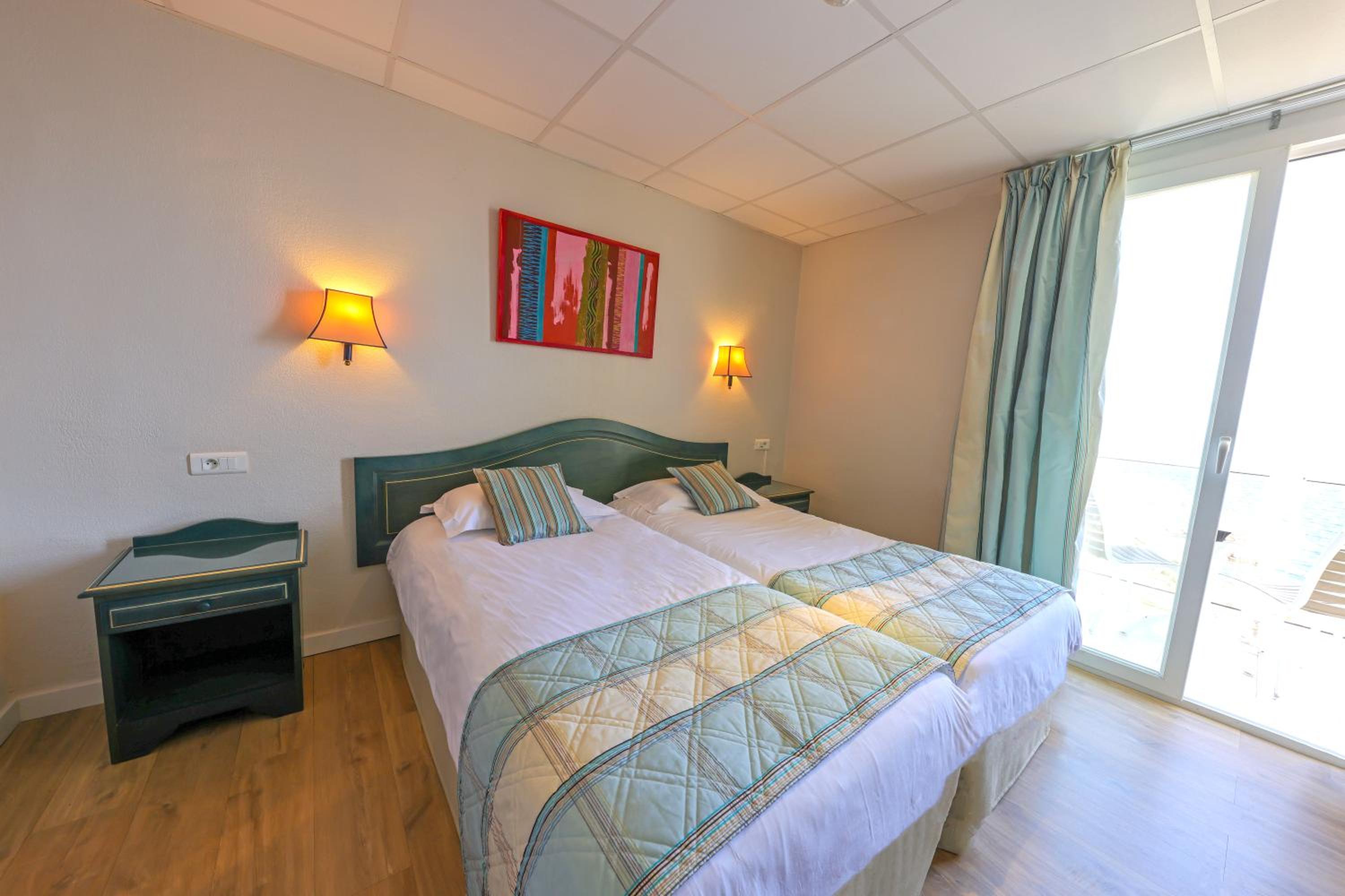 Standard Twin Room with Partial Sea View photo 3