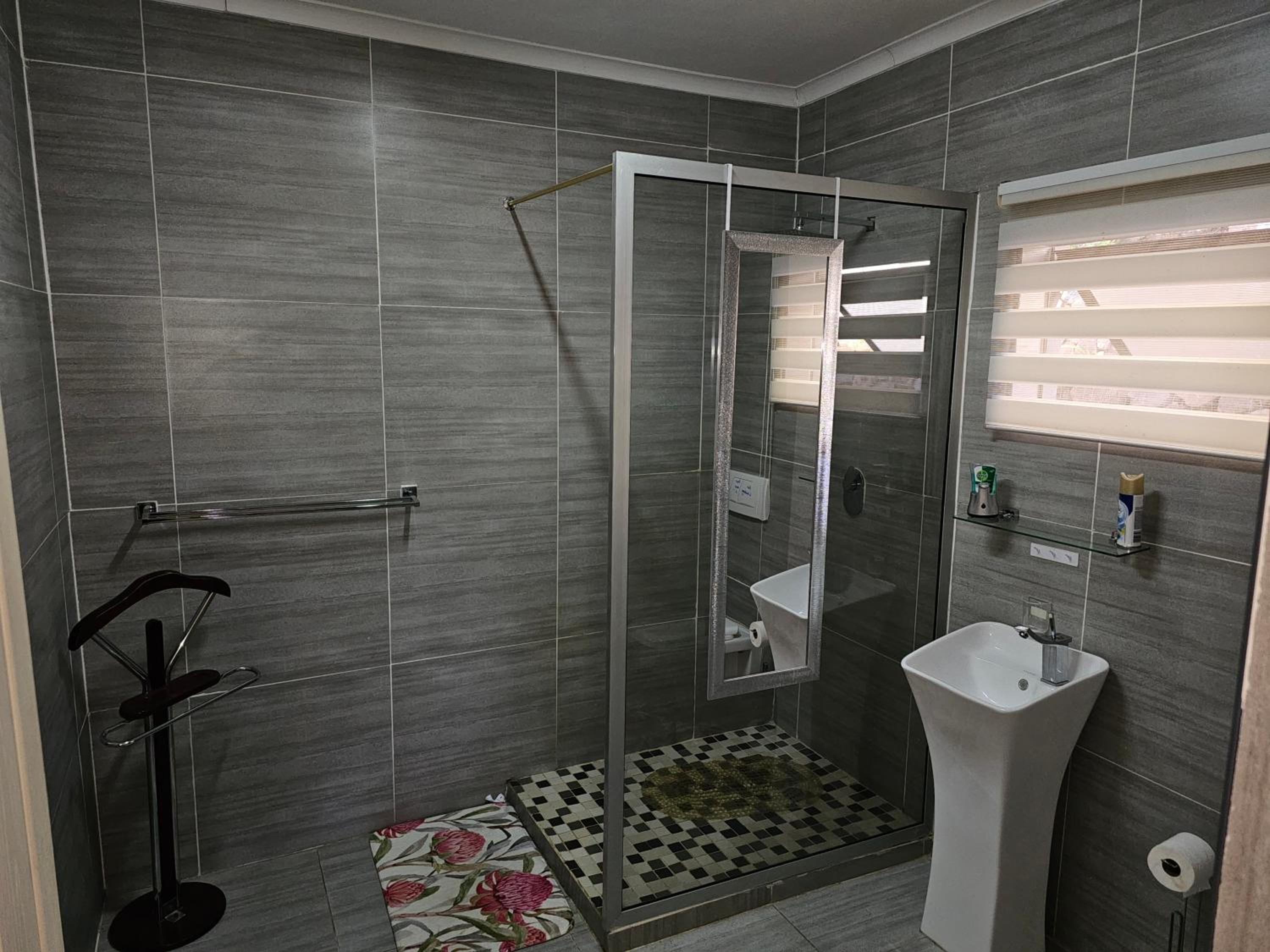 Deluxe Queen Room - Photo 11