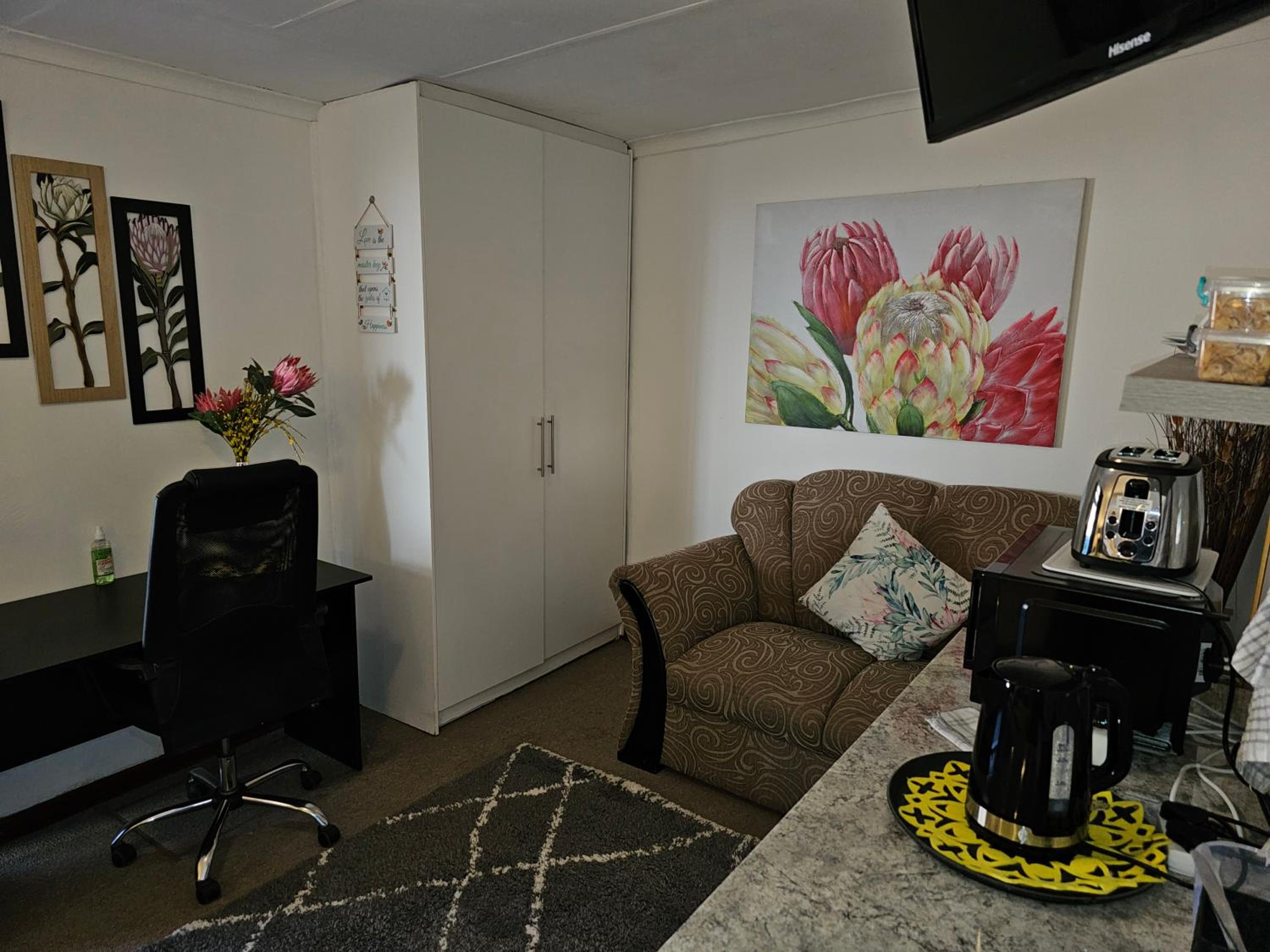 Deluxe Queen Room - Photo 13