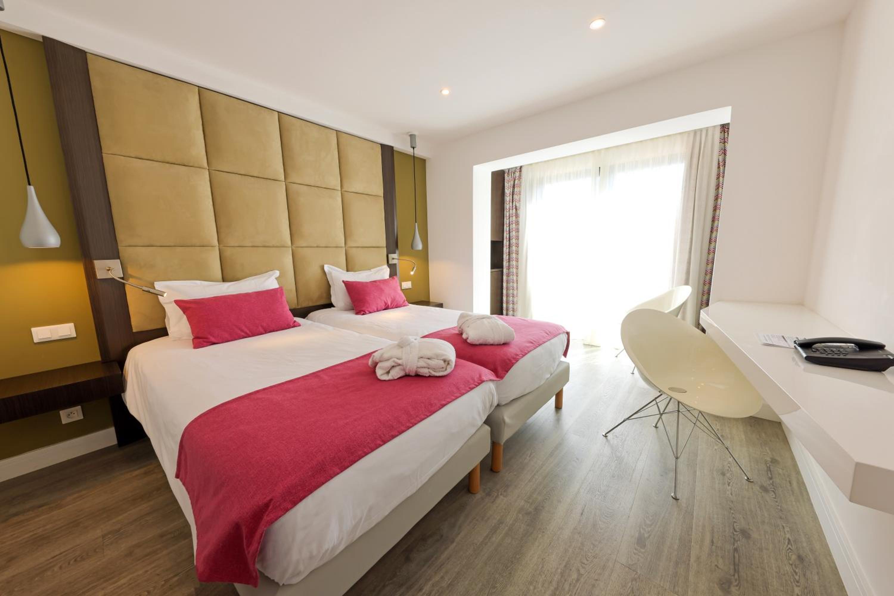 Superior Twin Room with Front Sea View photo 3