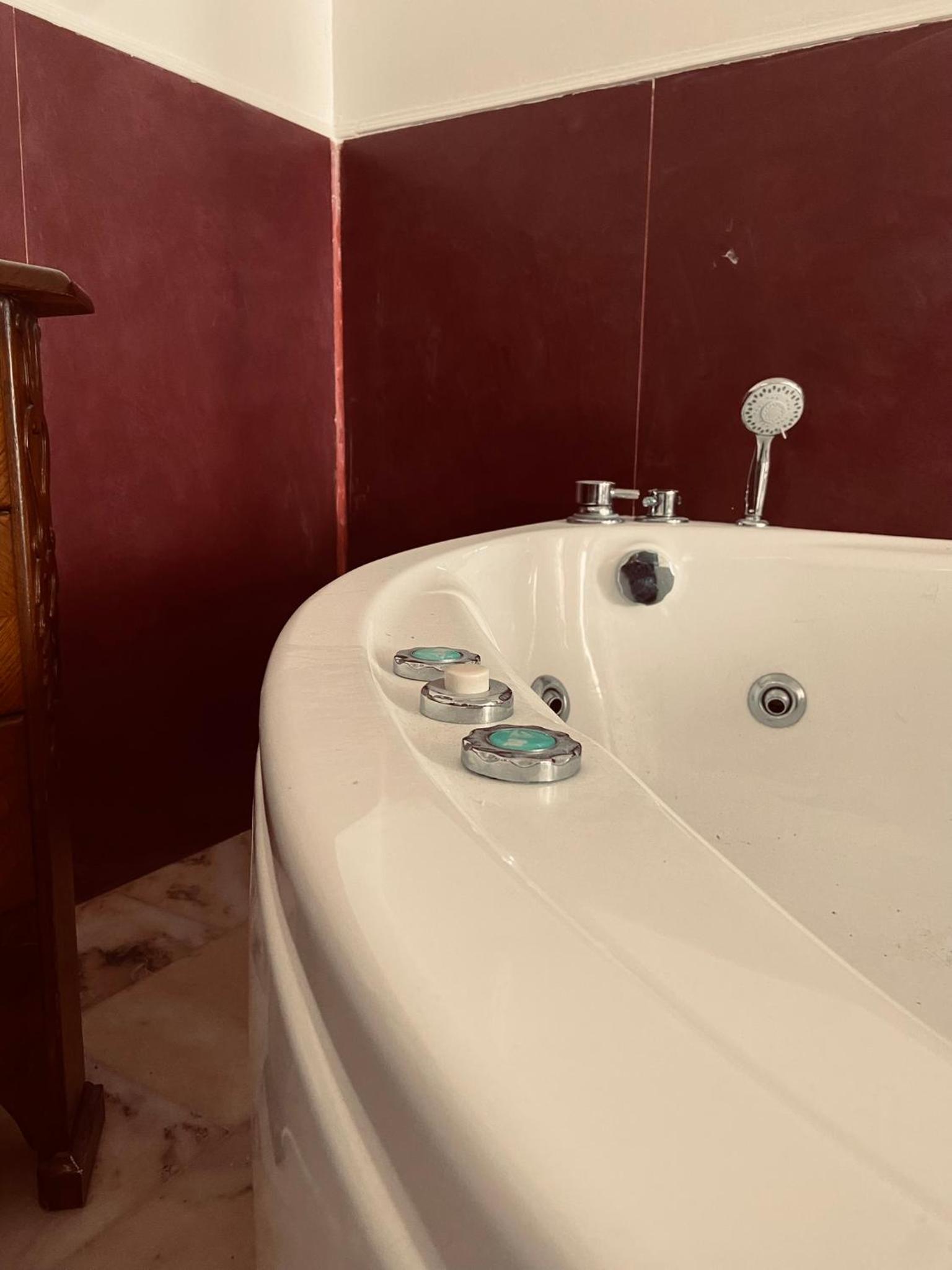 Suite with Hot Tub photo 2