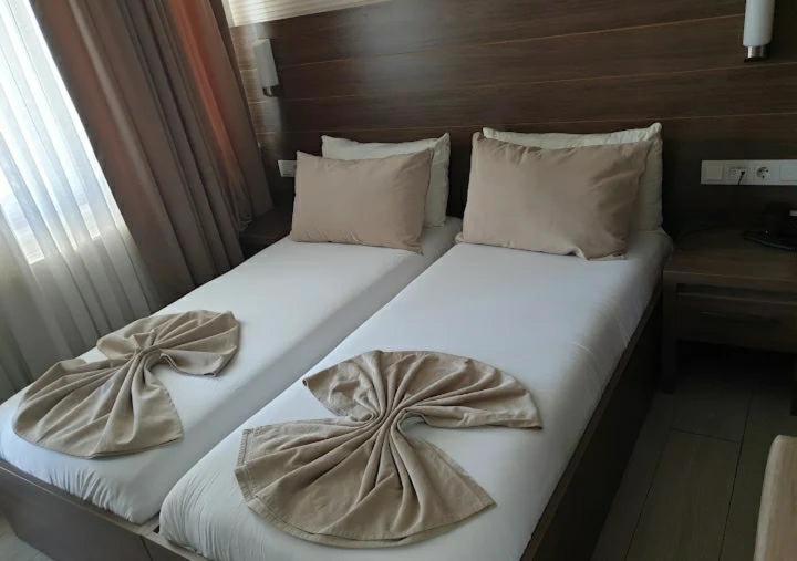 Deluxe Room (2 Adults + 1 Child) photo 1