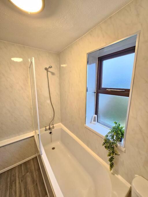 Six-Bedroom House photo 2