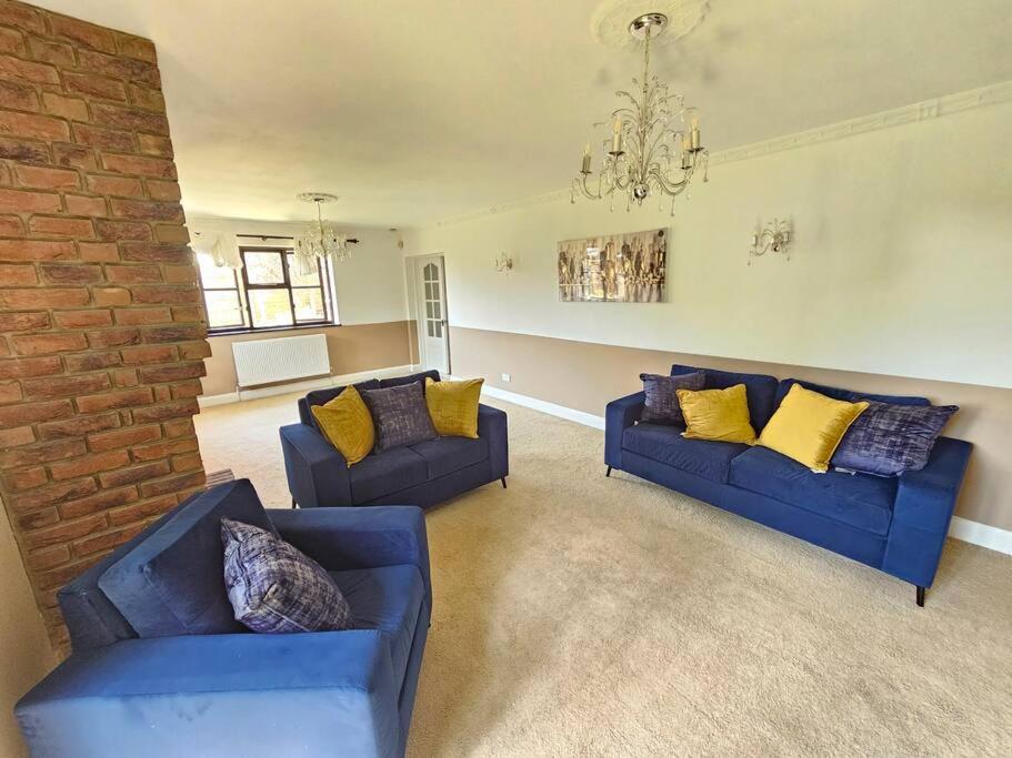 Six-Bedroom House photo 3