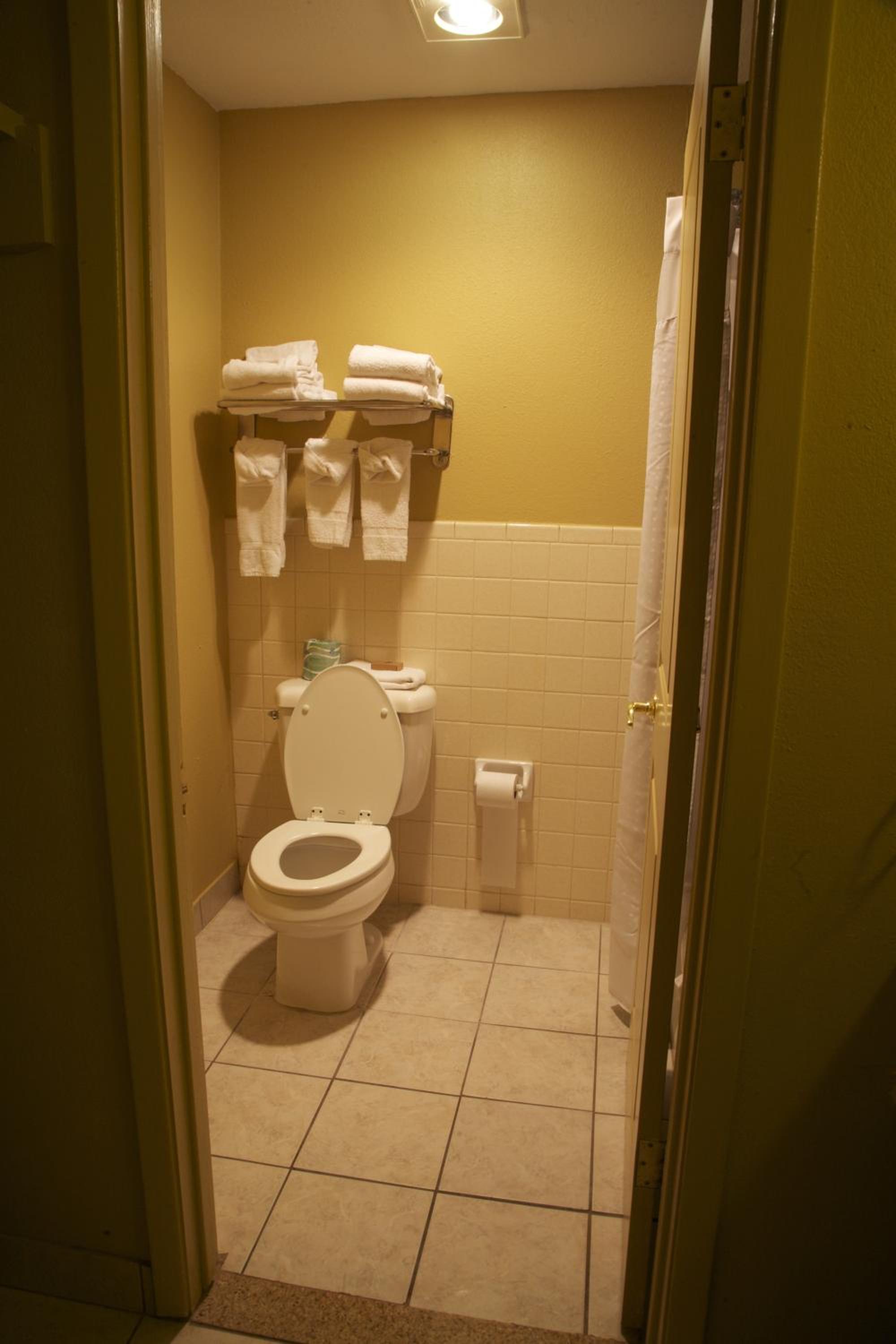 Queen Room with Two Queen Beds - Non-Smoking - Photo 5