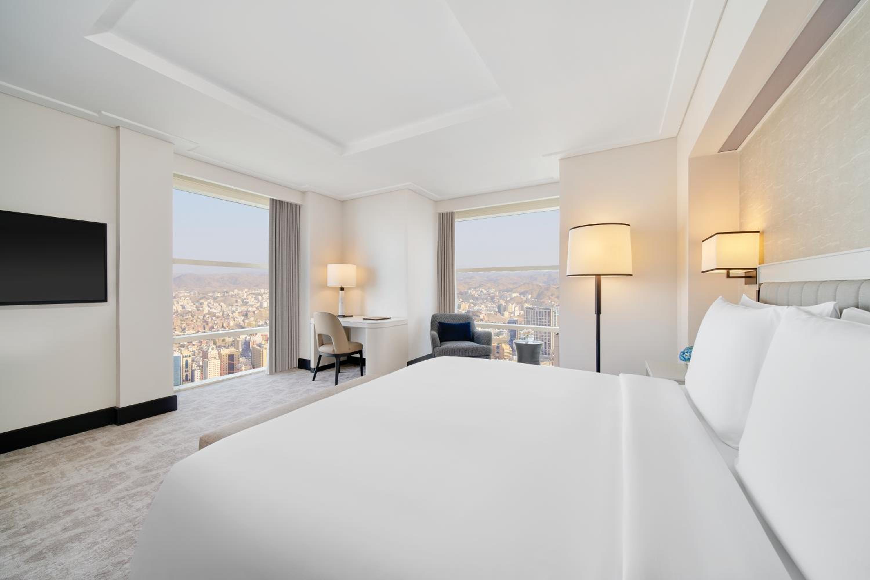Junior Suite City View thumbnail 5