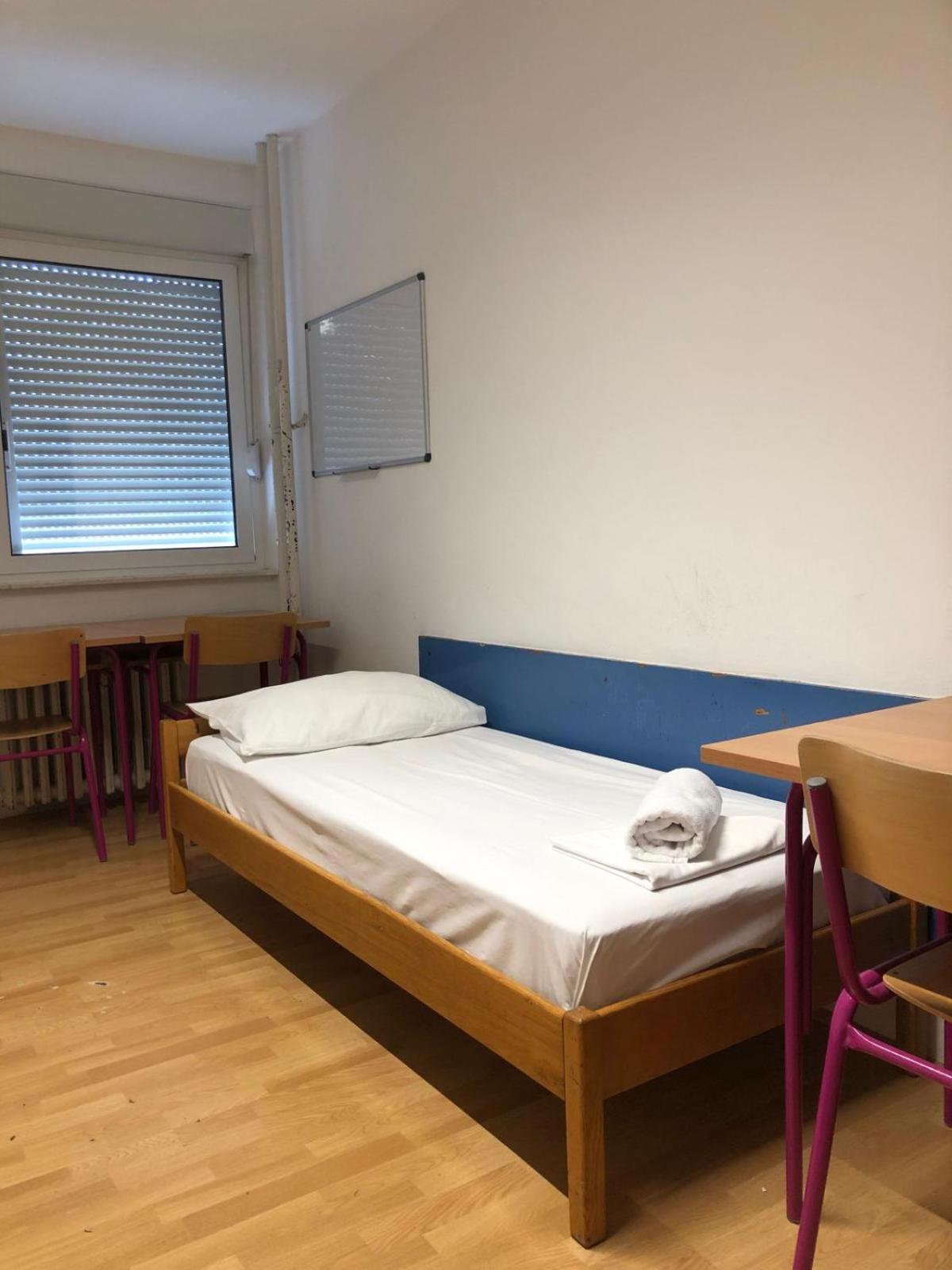 Budget Twin Room - Photo 8